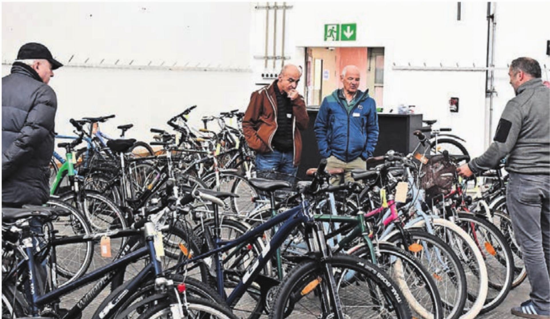 Gelungene Premiere von Pro Velo Region Wohlen: Die Auswahl war vielfältig und das Interesse an den Velos war gross. Bild: dm - Das Bild wird blockiert. – Möglicherweise durch einen aktiven Adblocker.