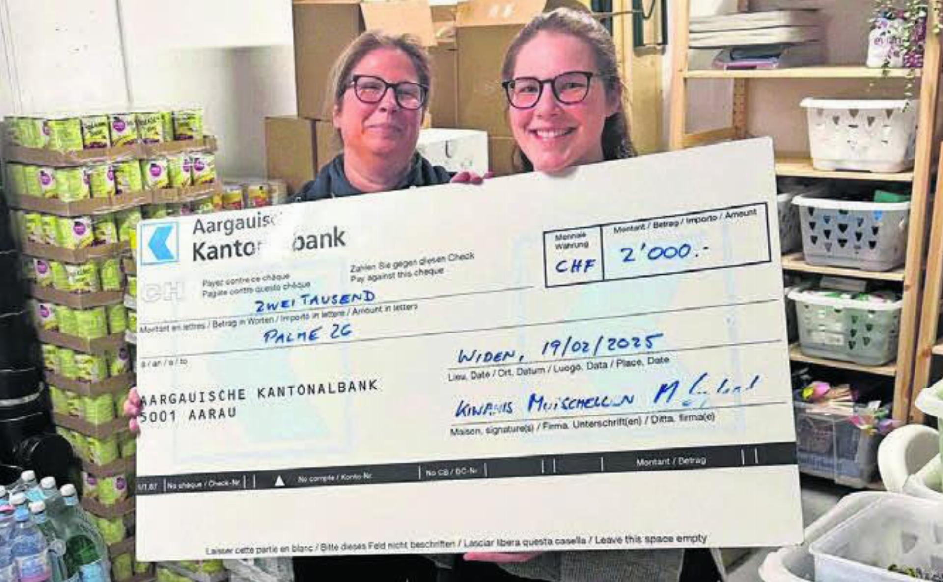 Claudine (links) und Jessica Kroll freuen sich über die Spende vom Kiwanis Club Mutschellen. Bild: zg