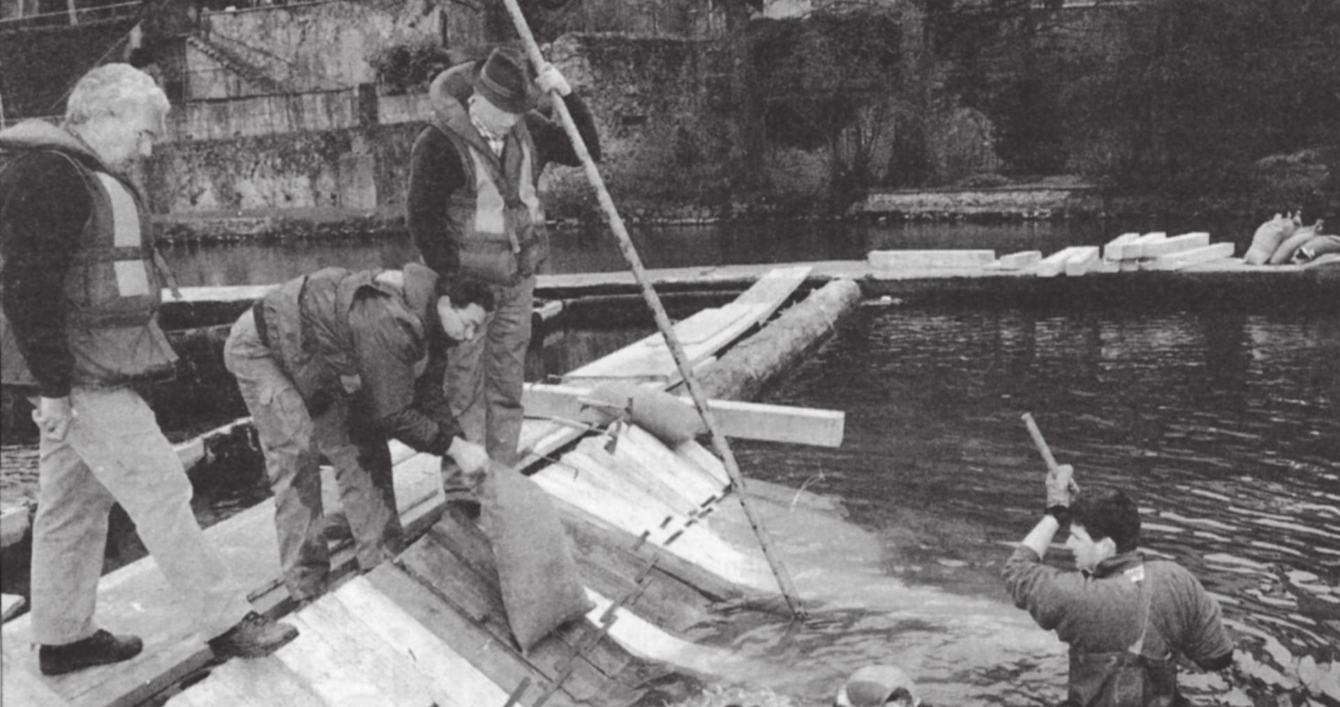 Die Mitglieder des Pontoniervereins waren unter anderem Flösser und Schiffer. Ihre Nachfolger beherrschen die ursprüngliche Methode des Wehrbaus noch.
Bild: Archiv - Das Bild wird blockiert. – Möglicherweise durch einen aktiven Adblocker.
