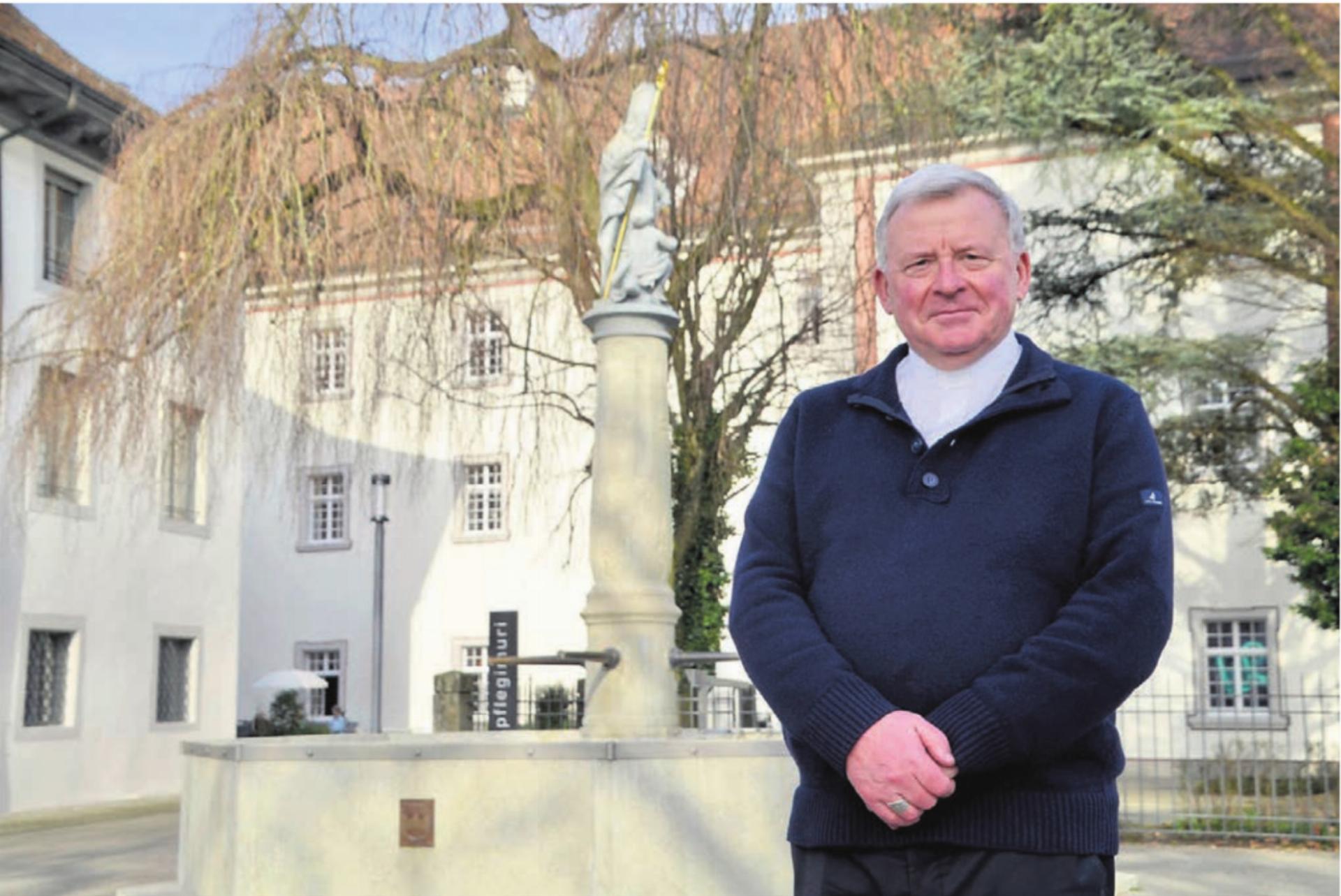 Dem Freiamt fühlt er sich nach wie vor verbunden: Weihbischof Josef Stübi beim Gespräch im Klosterhof in Muri. Bild: Thomas Stöckli - Das Bild wird blockiert. – Möglicherweise durch einen aktiven Adblocker.