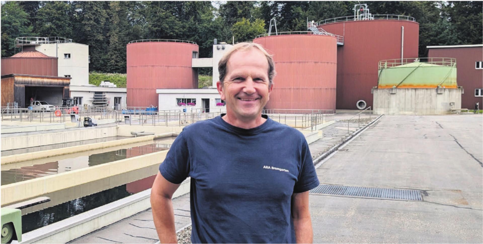 Klärmeister Patrick Jaehn reinigt am Bremgarter Stadtrand gemeinsam mit seinen beiden Mitarbeitern täglich bis zu 12 Millionen Liter Abwasser. Bild: Marco Huwyler - Das Bild wird blockiert. – Möglicherweise durch einen aktiven Adblocker.