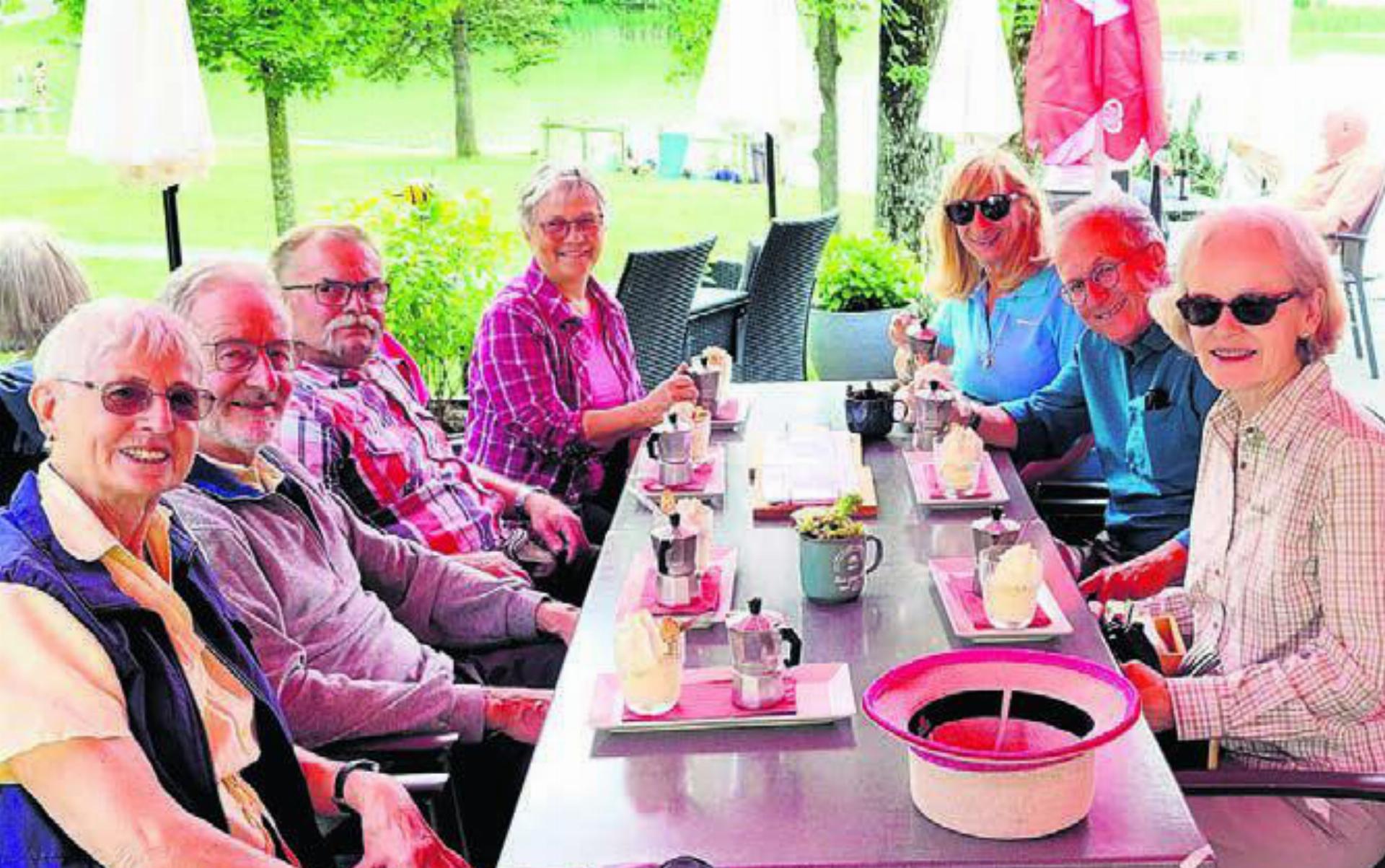 Die Wanderteilnehmer und -teilnehmerinnen genossen zum Abschluss einen «Affogato al caffè». Bild: zg