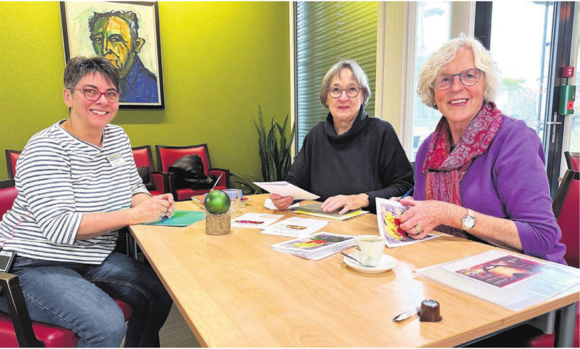 Lea Bruder vom Bifang (links) nimmt mit Freude die Vergabung entgegen. Christine Freudenthaler (Vizepräsidentin) und Marianne Tannheimer (Präsidentin, rechts) vom Verein Brockenstube übergeben die Gutscheine. Bild: Stefan Sprenger - Das Bild wird blockiert. – Möglicherweise durch einen aktiven Adblocker.