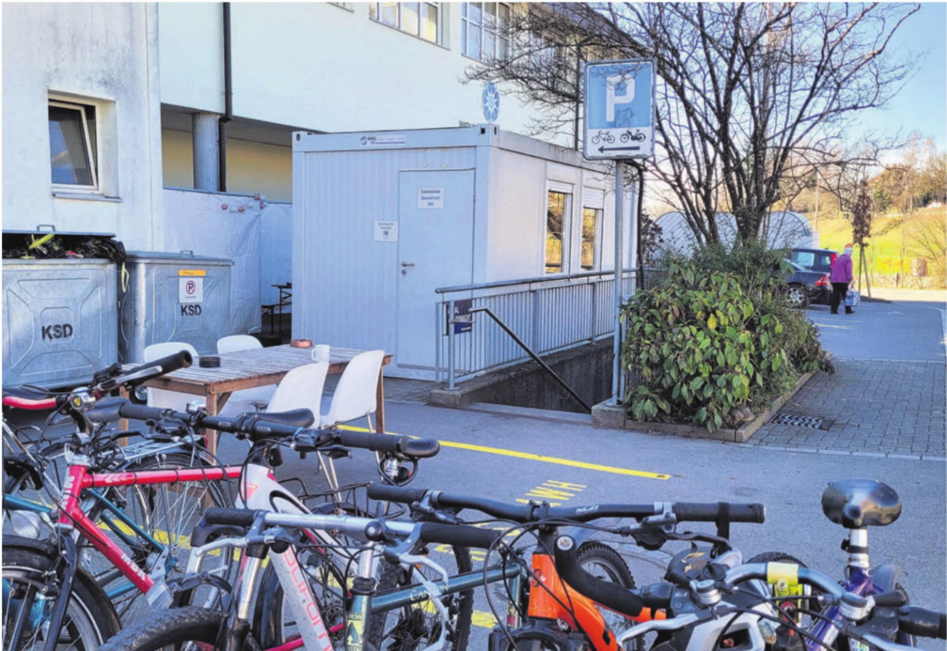 Der Eingang zur unterirdischen Asylunterkunft neben dem Alterswohnheim an der Bünz. Für die beiden Aufenthaltscontainer braucht es eine Verlängerung der Baubewilligung. Bild: Chregi Hansen - Das Bild wird blockiert. – Möglicherweise durch einen aktiven Adblocker.