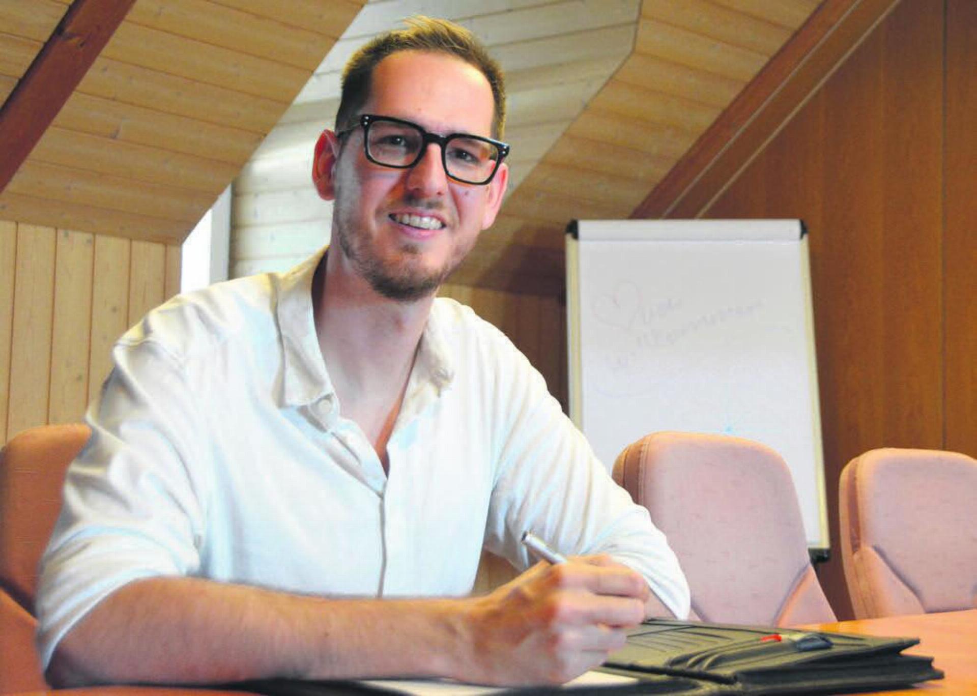 Dominique Fisch im Gemeinderatszimmer in Oberlunkhofen. Seit Mitte Mai arbeitet er im Rat mit. Bild: Annemarie Keusch