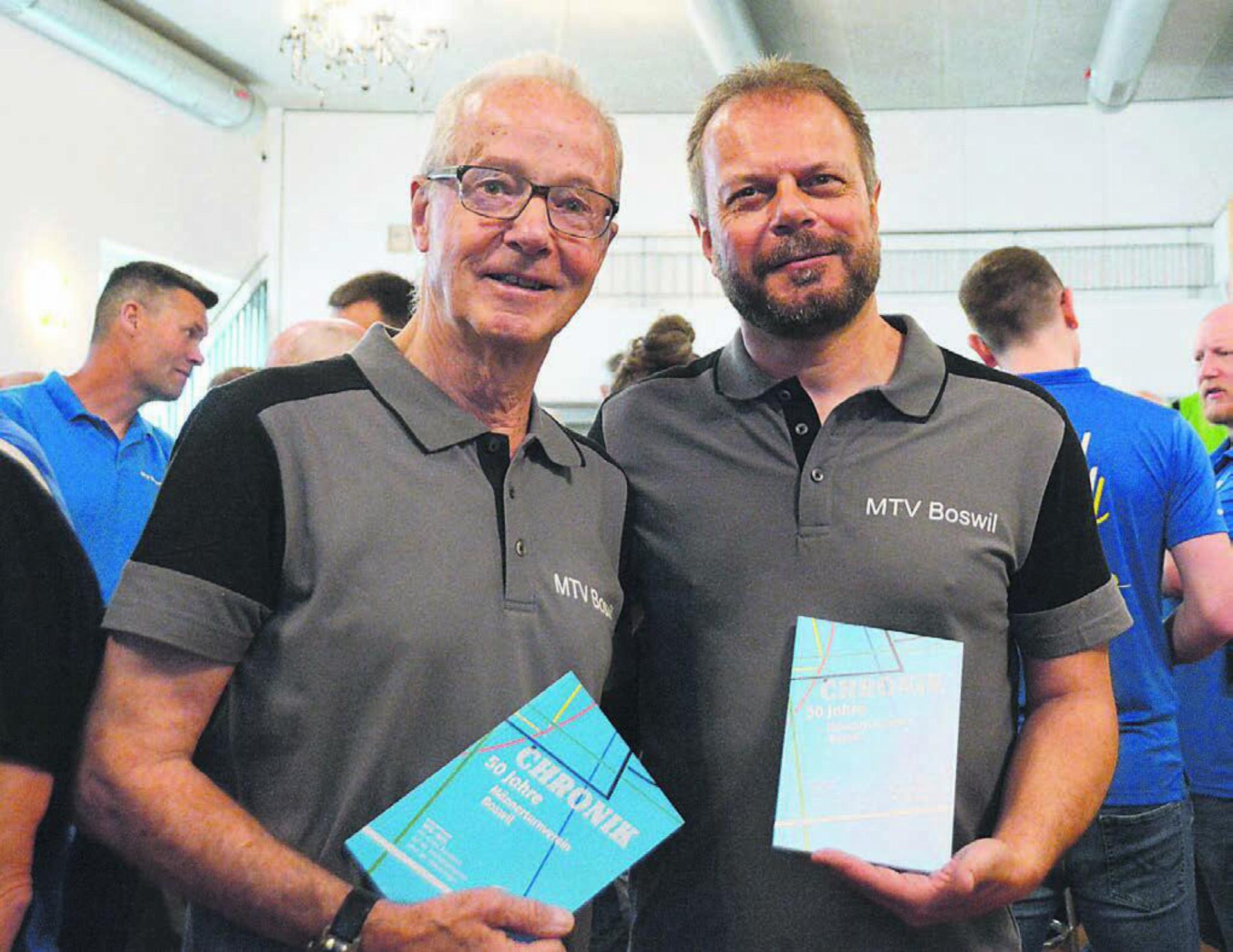Den Dorfvereinen, Sponsoren, befreundeten Männerturnvereinen und den eigenen aktiven und ehemaligen Mitglieder präsentierten Richard Gähwiler (links) und Edwin Keusch die Chronik des Männerturnvereins. Bild: Annemarie Keusch