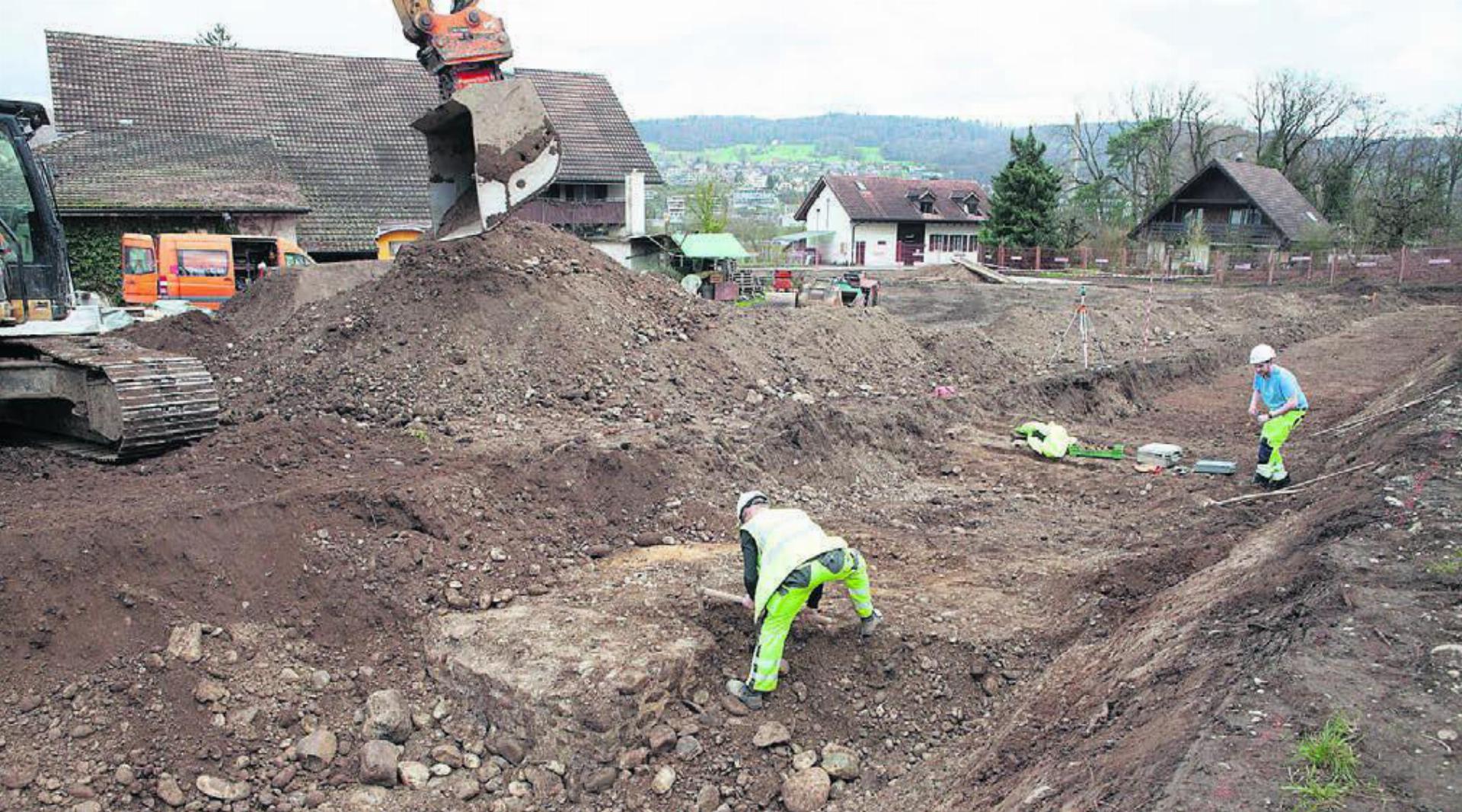 Bereits beim Voraushub kam erneut ein massives Mauerfundament zum Vorschein. Bild: Kanton Aargau