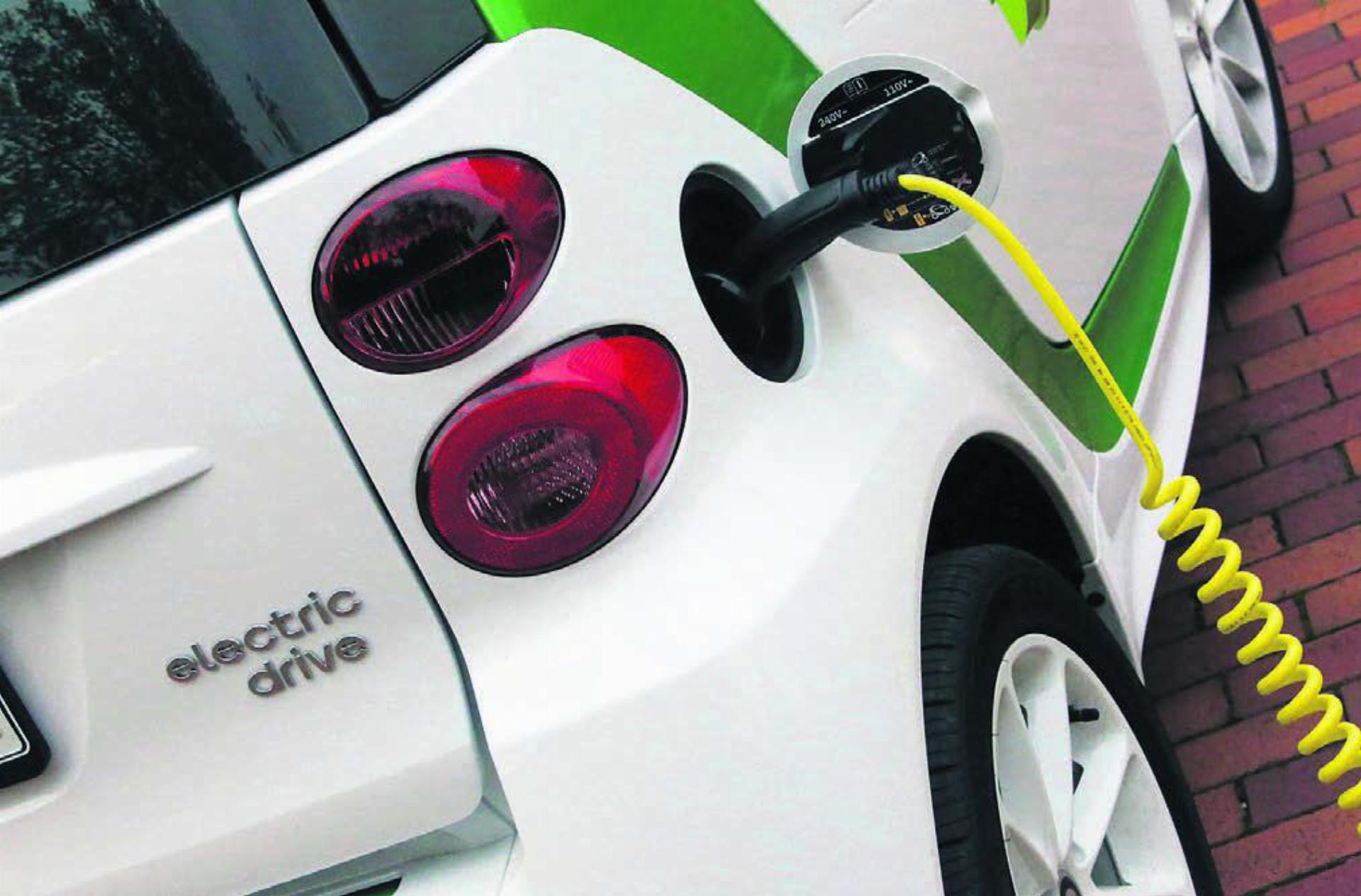 Der Gewicht- und Leistungs-«Nachteil» von effizienten und klimaschonenden Antriebstechnologien wird kompensiert, darüber hinaus dürfen Besitzer von E-Autos bei der Steuer-Bemessung nicht mit Förderung rechnen. Bild: Tim Reckmann / pixelio.de