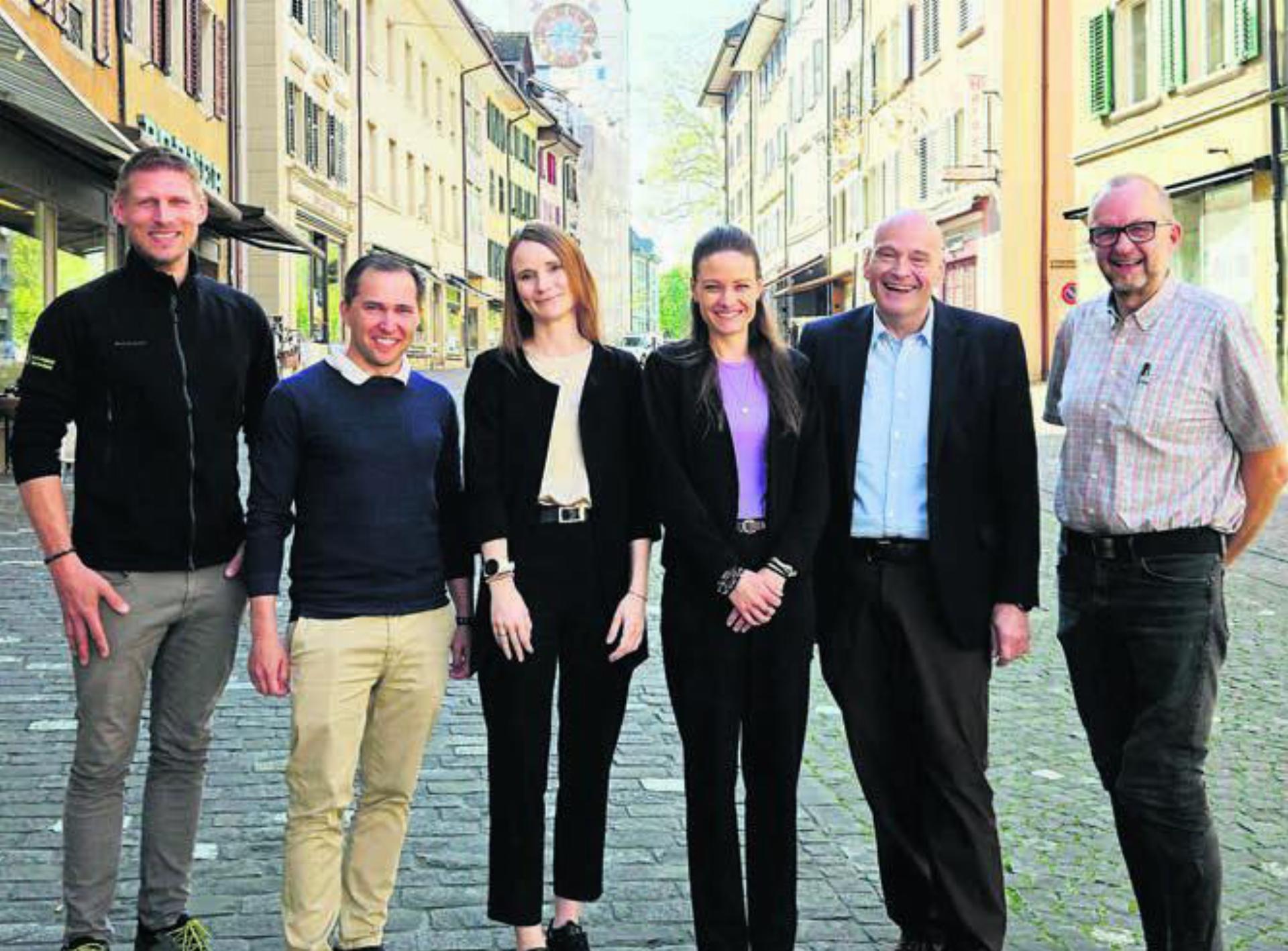Freuen sich auf «Lehrplätz» (von links): Pascal Hufschmid (Präsident Gewerbeverein Reusstal), Christian Füglistaler (Präsident Gewerbeverein Mutschellen), Zoë Arnold (Vorstand HGV Bremgarten), Maja Schelbert (Stv. Stadtschreiberin Bremgarten), Roger Cébe (Präsident Gewerbeverein Kelleramt), Ralph Nikolaiski (Citymanager Bremgarten). Bild: zg