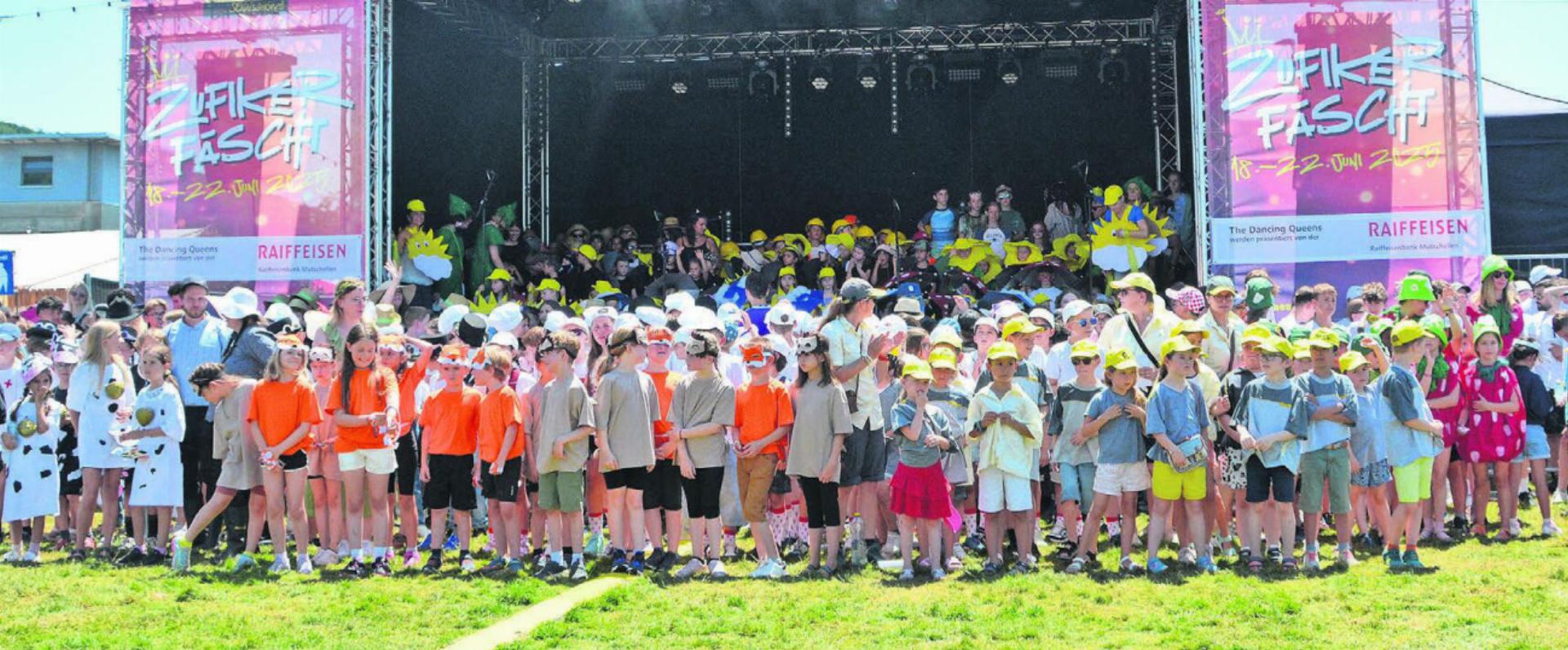 Zum Abschluss des Zufiker-Fäschts konnten die Besucherinnen und Besucher ein weiteres Highlight erwarten: Die Schülerinnen und Schüler sangen das Zufiker-Lied. Bilder: Roger Wetli / Sabrina Salm