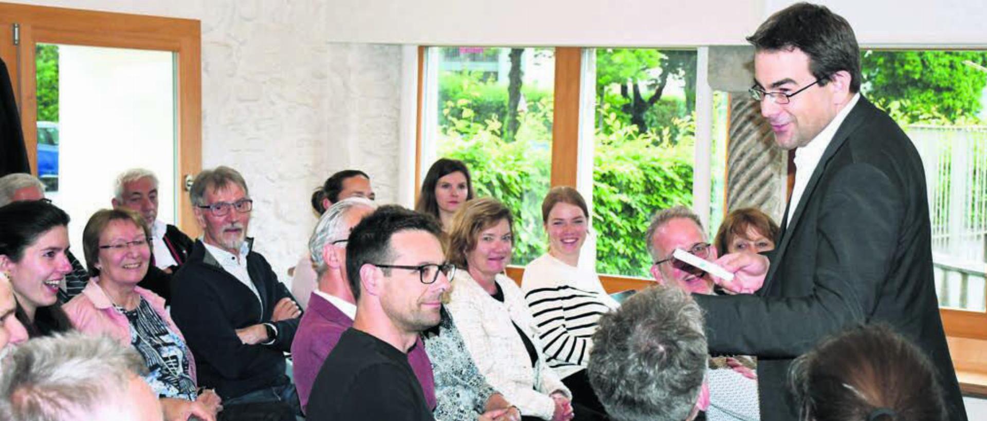 Patrick Isler überzeugte mit seinem Inputreferat. Der Leiter der kantonalen Volksschule spielte bei seinem Auftritt im Schlössli auch gerne mit dem Publikum. Bild: dm