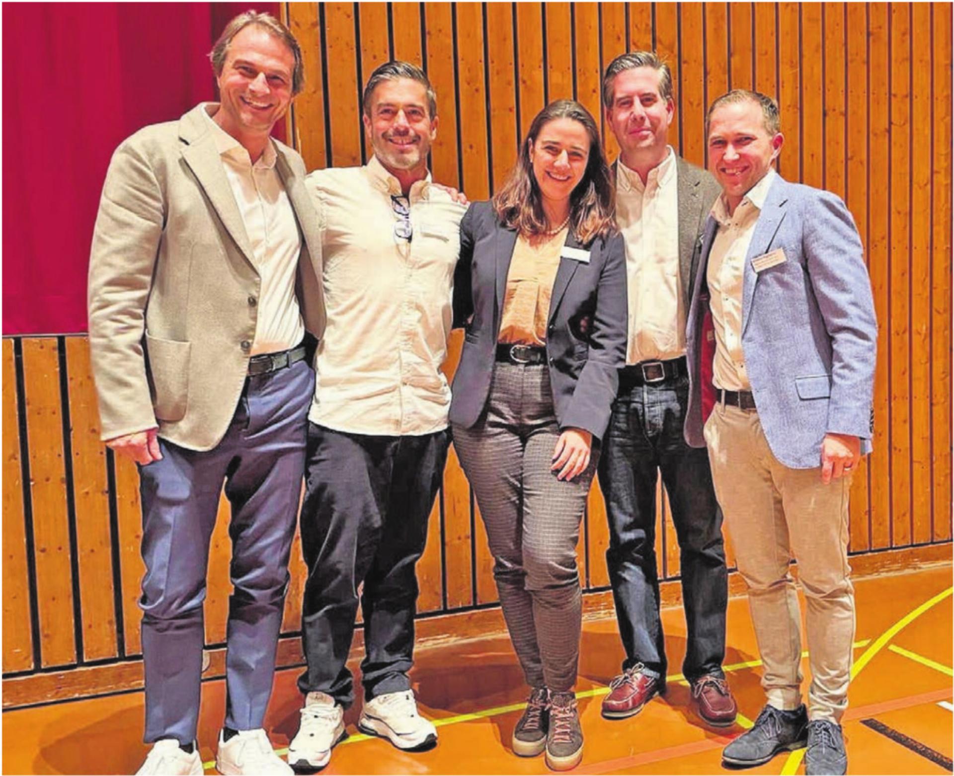 Sie standen im Mittelpunkt der Generalversammlung: (v. l.) Die Vorstandsmitglieder Manfred Christen, Marco Borioli, Isabelle Späni (neu gewählt), Andrea Hebeisen (verabschiedet) und Präsident Christian Füglistaller. Krankheitshalber abwesend war Yvonne Bodmer. Bild: zg - Das Bild wird blockiert. – Möglicherweise durch einen aktiven Adblocker.