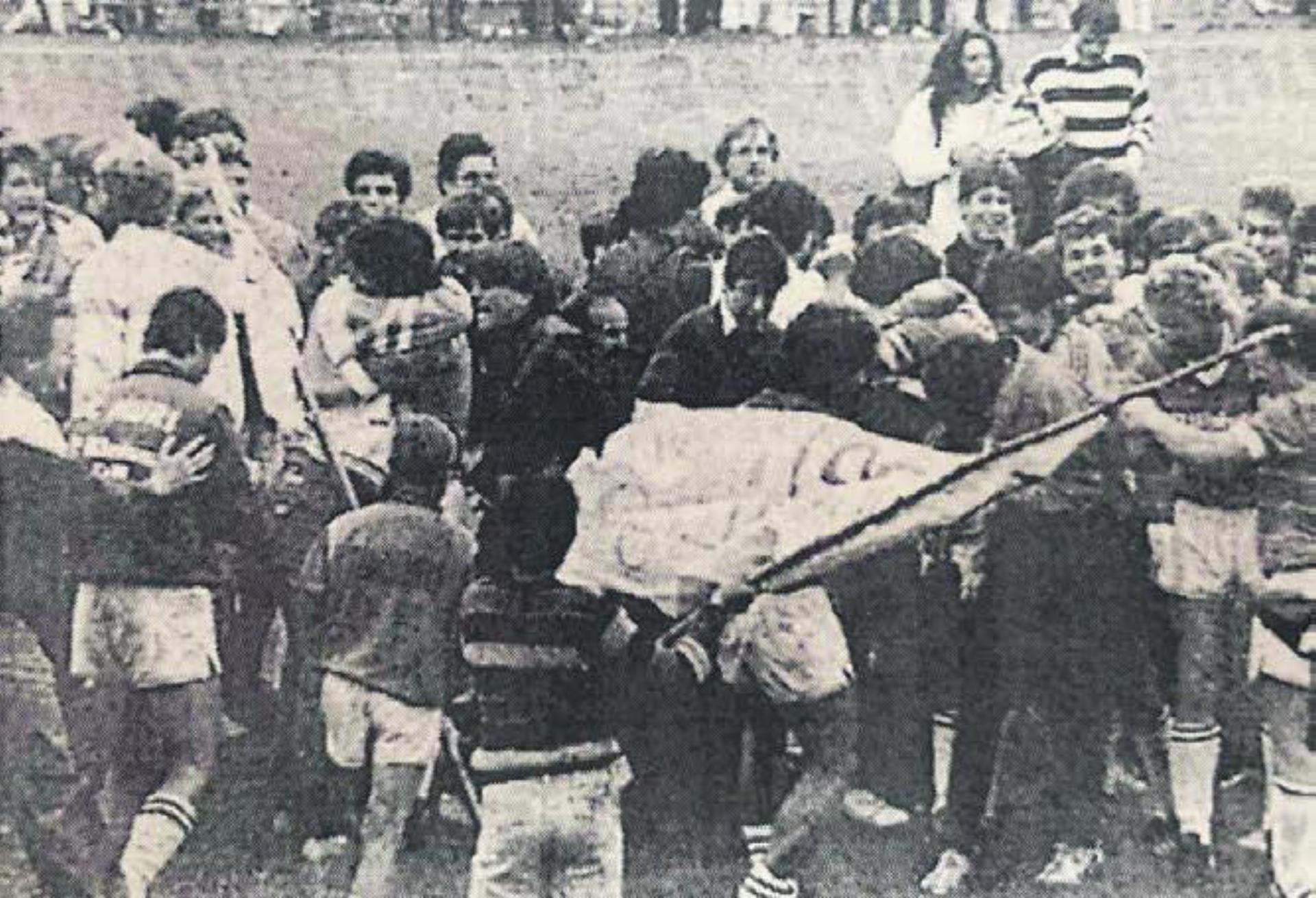 Platzsturm nach dem Aufstieg in die 1. Liga im Jahr 1985. 1500 Zuschauer auf der Otto-Wild-Stiftung sahen das 1:1 gegen den FC Polizei Zürich. Bild: Jubiläums-Chronik 50 Jahre FC Muri