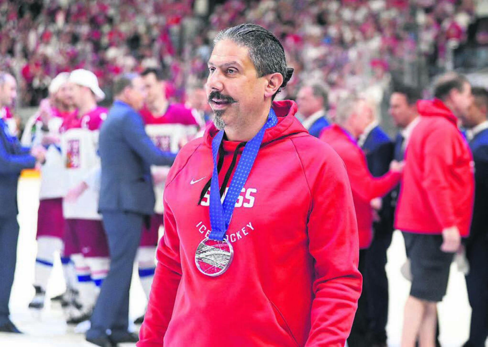 Fabio Rampa mit der Silbermedaille nach dem verlorenen WM-Final 2024 gegen Tschechien. «Wir Staffmitglieder spüren im Team, dass wir einen Beitrag zum grossen Ganzen leisten.» Bild: SIHF