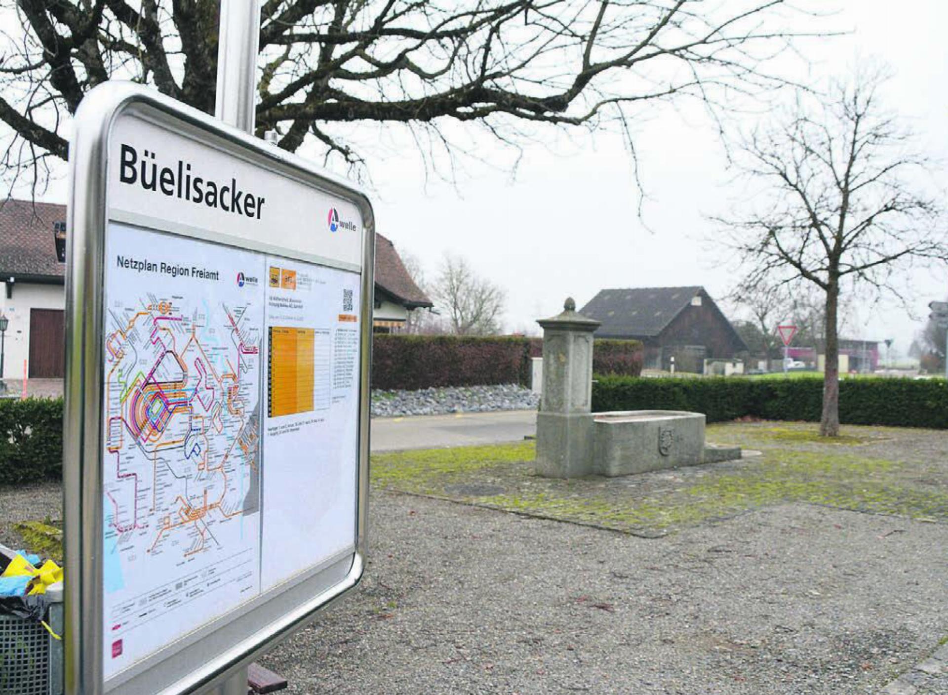 Die Bushaltestelle «Büelisacker». Nicht jedes Mal, wenn der Bus hier hält, steigt jemand ein oder aus. Bild: Annemarie Keusch