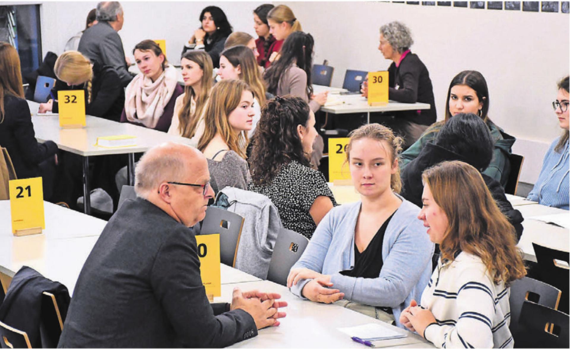 An 31 Tischen konnte ganz viel Wissenswertes über einzelne Berufsfelder erfahren werden. Bild: Daniel Marti - Das Bild wird blockiert. – Möglicherweise durch einen aktiven Adblocker.