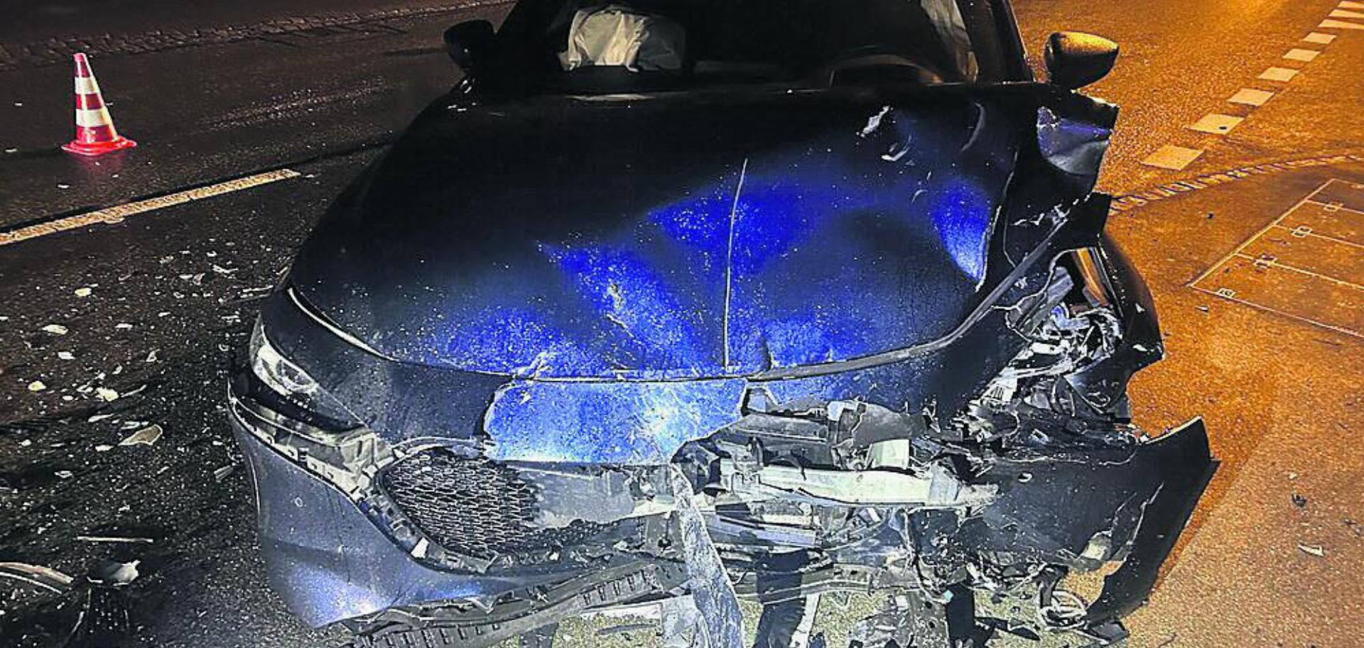 Die Kollision war heftig. Warum es zum Unfall kam, steht noch nicht fest. Bild: zg - Das Bild wird blockiert. – Möglicherweise durch einen aktiven Adblocker.