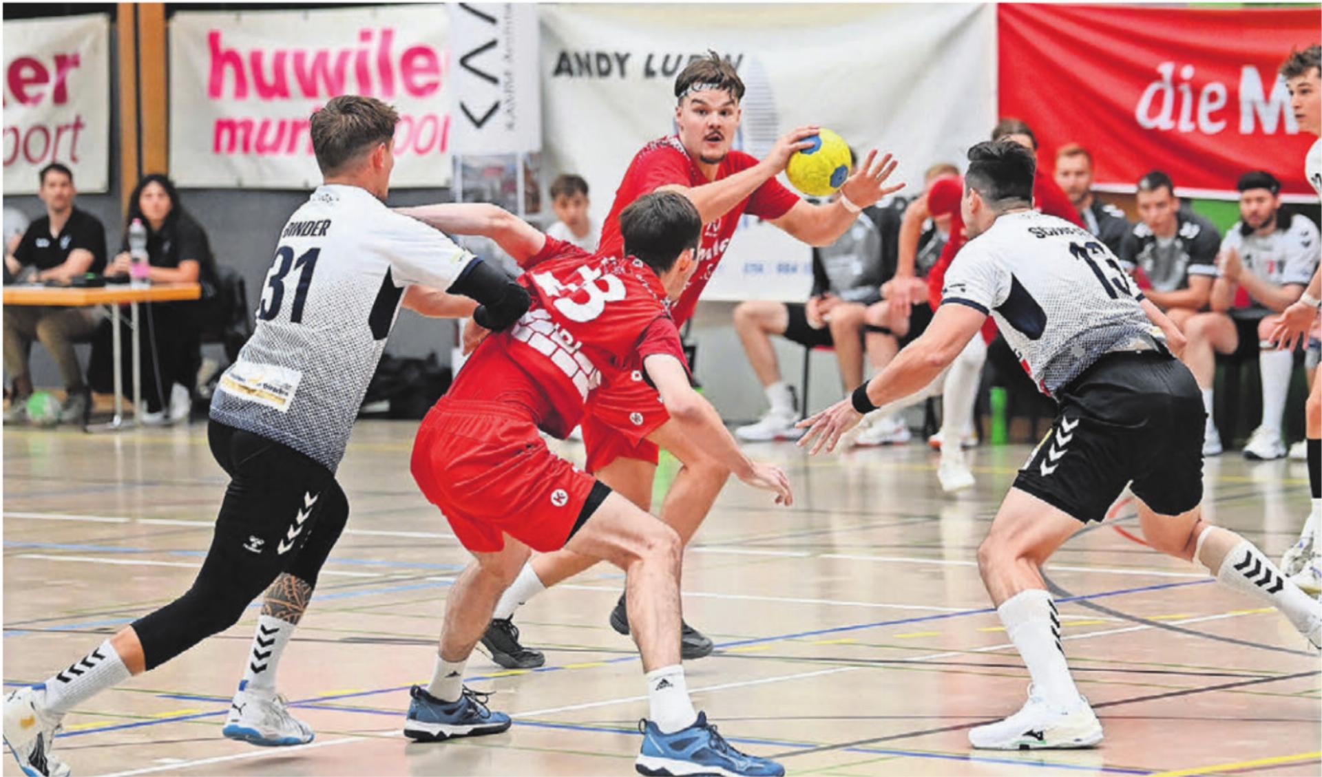 Auf die Murianer wartet ein harter Gegner. Noel Angehrn (am Ball) und Mirco Külling (am Kreis) wollen dagegenhalten. Bild: tvm - Das Bild wird blockiert. – Möglicherweise durch einen aktiven Adblocker.