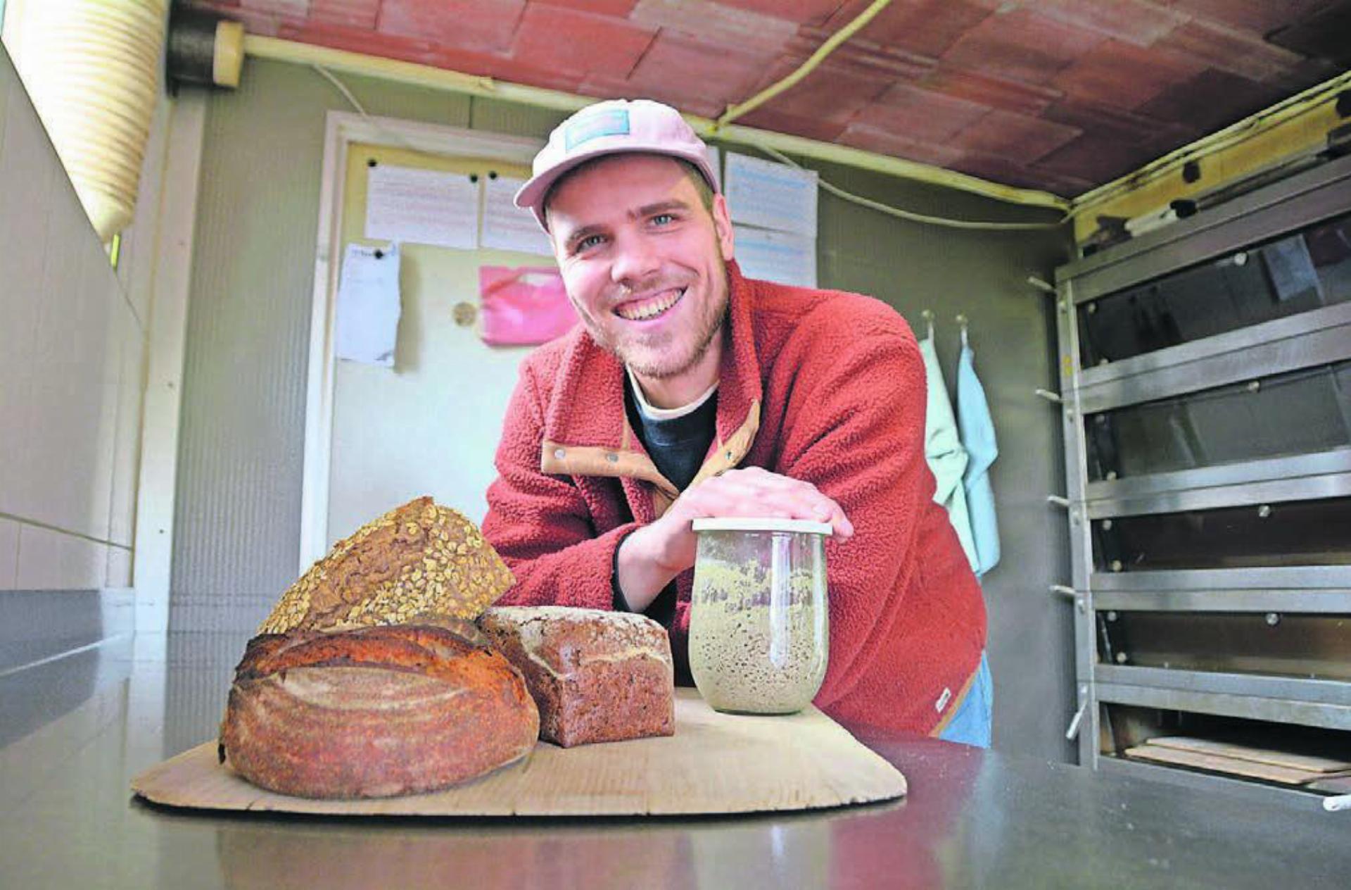 Philipp Nesseler in seiner Mikro-Bäckerei in Oberwil-Lieli mit seinen Brotkreationen und der Mutterkultur «Fortuna». «Sie entscheidet letzten Endes übers Gelingen beim Backen», sagt er. Bild: Sabrina Salm
