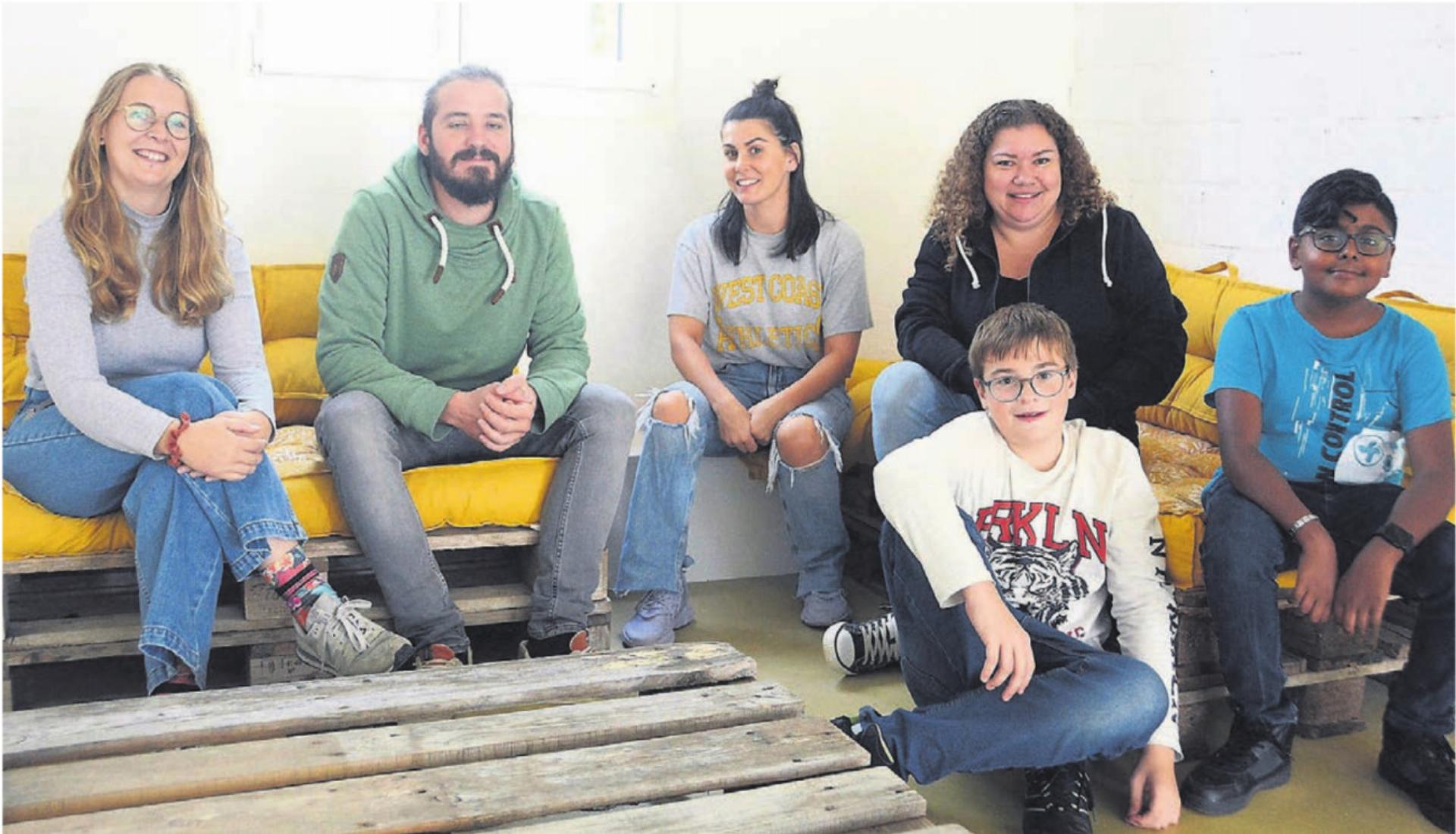 Da war die Welt noch in Ordnung und der Optimismus gross: Das damalige Team der Fachstelle (von links: Jarina Lochmann, Thomas Meier, Ona Obi und Anneli Biewald) mit den beiden jugendlichen Helfern Benjamin Frei (links) und Aschwin Arcelchandran anlässlich der Eröffnung des Fahrwanger Treffs im Oktober 2022. 
Bild: Archiv - Das Bild wird blockiert. – Möglicherweise durch einen aktiven Adblocker.