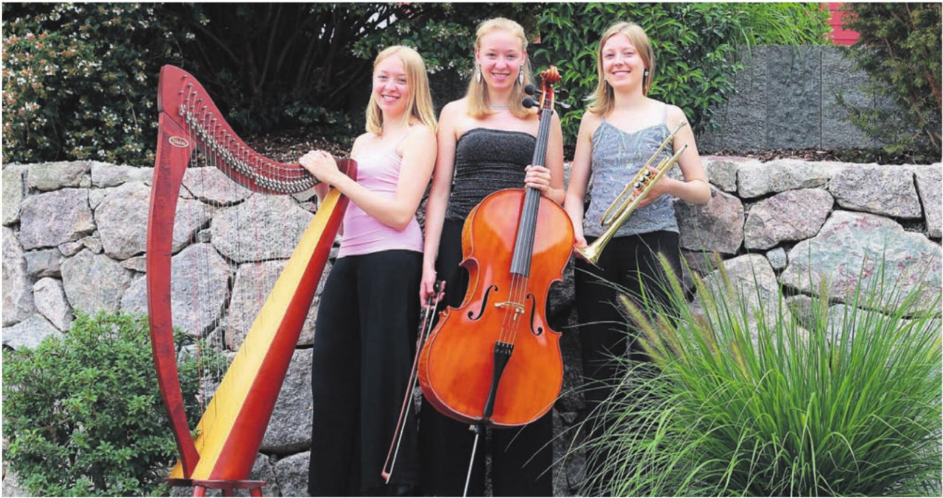 Sie spielen Werke aus der Klassik, Filmmusik und aus dem Pop: Jana Bürger, Harfe; Nora Bürger, Cello; und Olivia Bürger, Trompete. Bild: zg - Das Bild wird blockiert. – Möglicherweise durch einen aktiven Adblocker.