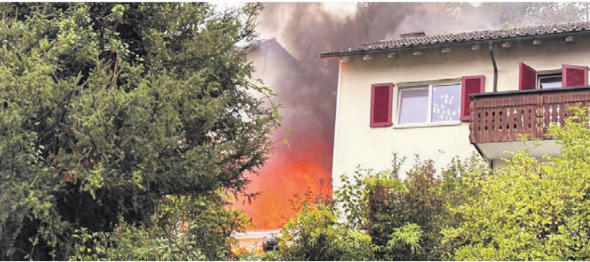 Die Feuerwehr konnte den Brand in einem Wintergarten löschen. Bild: pz - Das Bild wird blockiert. – Möglicherweise durch einen aktiven Adblocker.