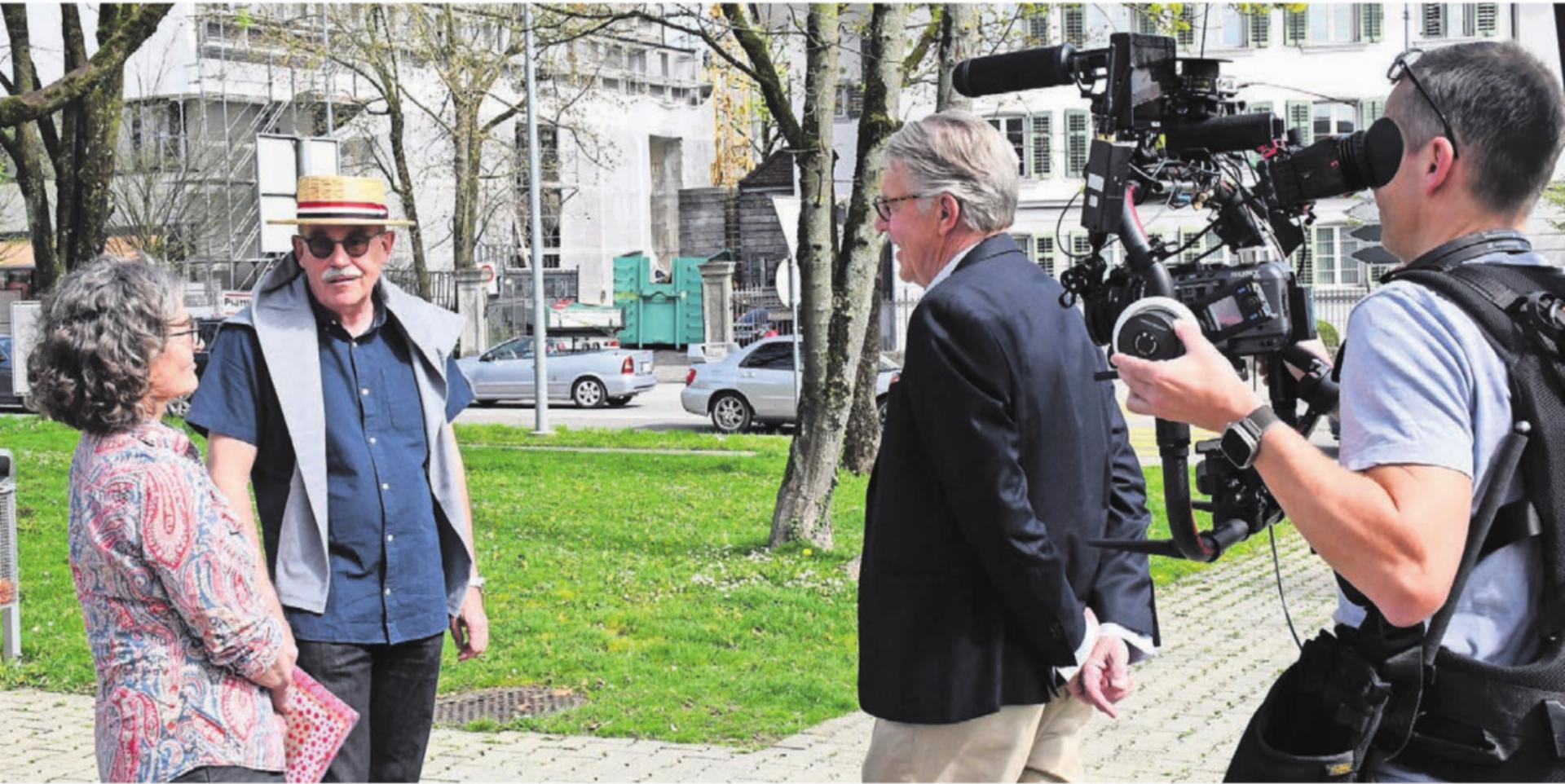 Auf Spurensuche in der Heimat: Filmemacherin Helena Dali (links) drehte auch in Wohlen diverse Sequenzen. Und Lokalhistoriker Daniel Güntert (mit Strohhut) gab Auskunft.
Bilder: pd/dm - Das Bild wird blockiert. – Möglicherweise durch einen aktiven Adblocker.