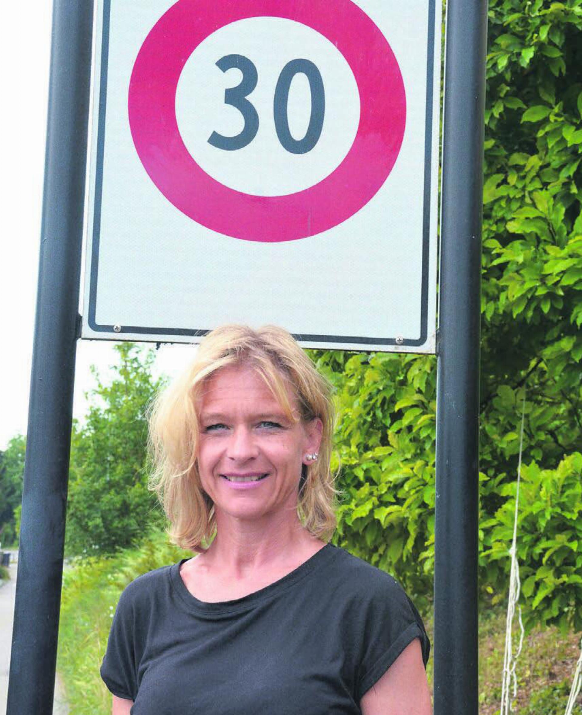 Nicole Heggli-Boder hat nichts dagegen, wenn im Gebiet rund um die Schule, den Kindergarten und die Chäsi in Buttwil das Tempo beschränkt wird. Flächendeckend Tempo 30 lehnt sie aber ab. Mit ihrem Mann Ernest sammelte sie über 200 Unter-
schriften und das Thema kommt nun am 28. September an die Urne.
Bild: Annemarie Keusch