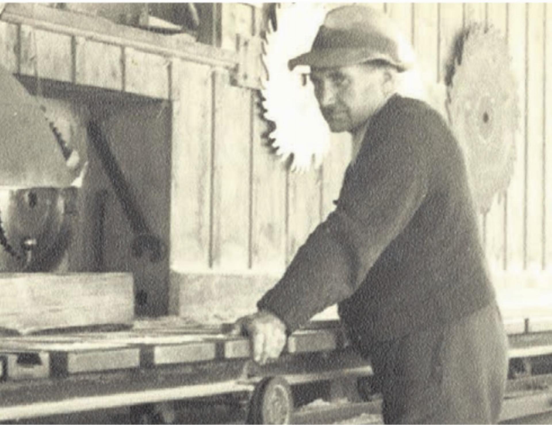 Firmengründer Josef Koch-Koch bei der Arbeit. Die Aufnahme stammt aus dem Jahr 1943, damals war er 50-jährig. - Das Bild wird blockiert. – Möglicherweise durch einen aktiven Adblocker.