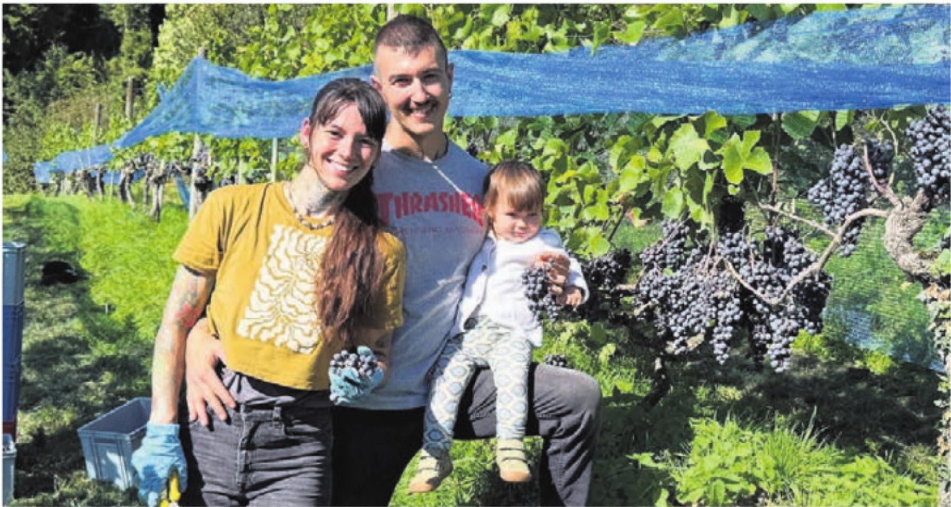 Angelika und Dimitrios Giotis-Brem mit Tochter Aurora, die neuen Pächter vom Hof im Paradies. Bild: zg - Das Bild wird blockiert. – Möglicherweise durch einen aktiven Adblocker.