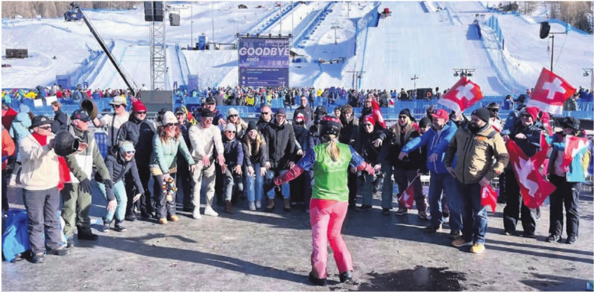 Snowboarderin Sina Siegenthaler feiert mit ihren Fans – dabei sind einige aus dem Freiamt dabei. Bild: spr - Das Bild wird blockiert. – Möglicherweise durch einen aktiven Adblocker.