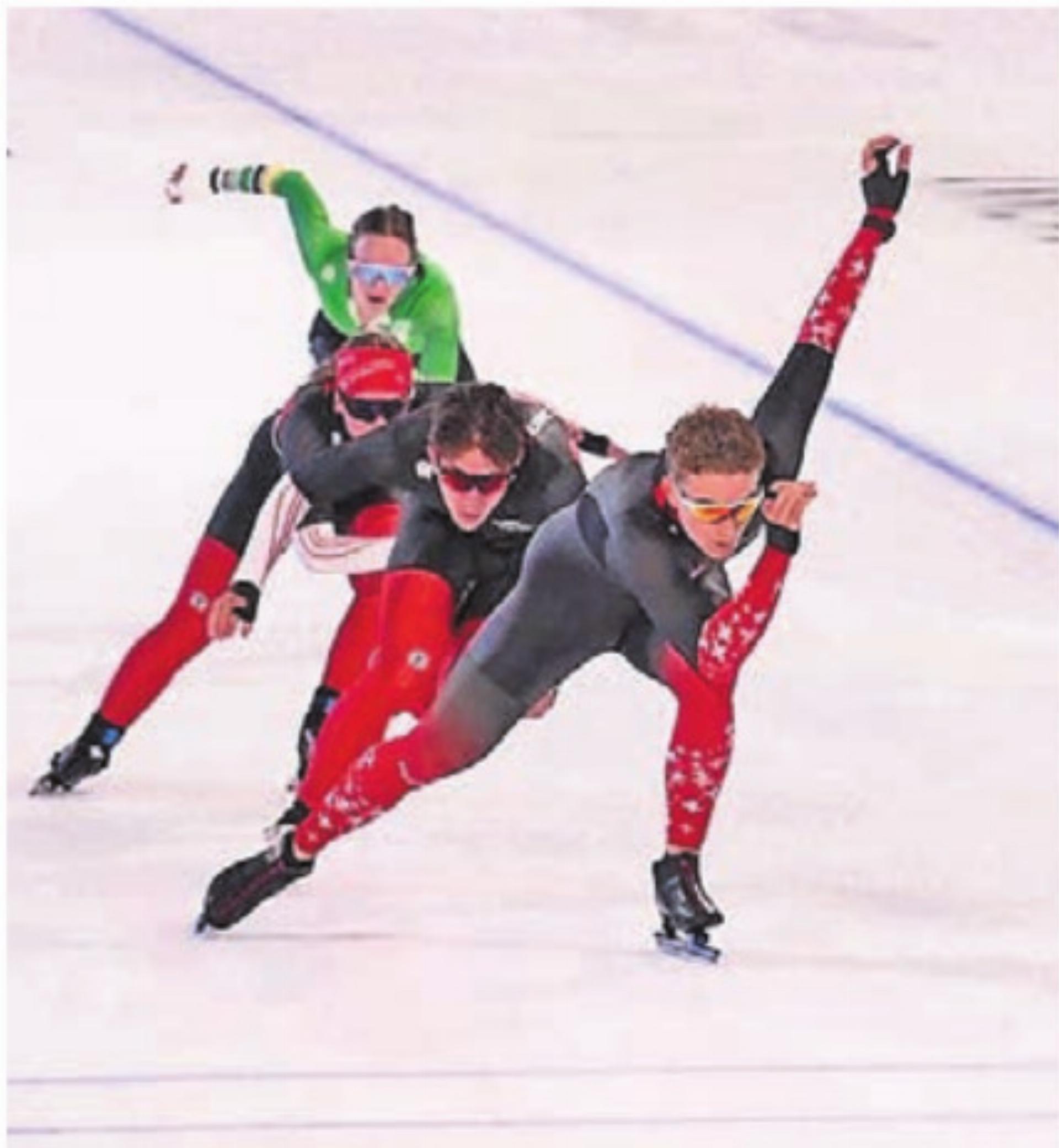 Nico Berger (vorne) durfte im Olympic Oval in Calgary trainieren, das zu den schnellsten Eisschnelllaufbahnen der Welt zählt. Bild: zg - Das Bild wird blockiert. – Möglicherweise durch einen aktiven Adblocker.