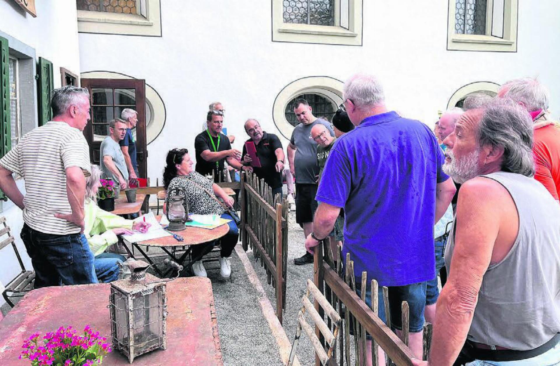 Vieles muss noch besprochen werden. Zum Beispiel, wer noch ein Kostüm oder Requisiten braucht. Bilder: Walter Minder