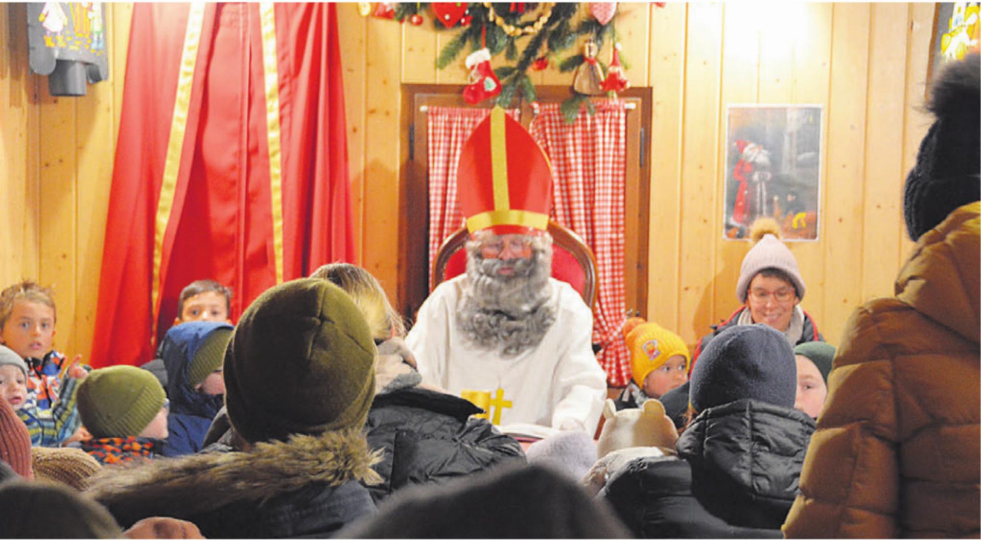 Die Geschichte, die der Samichlaus erzählt, ist der Höhepunkt des Besuchs beim Chlaushüsli. Nicht nur die Kinder hörten dem Mann mit dem Rauschebart gebannt zu. Bilder: vaw