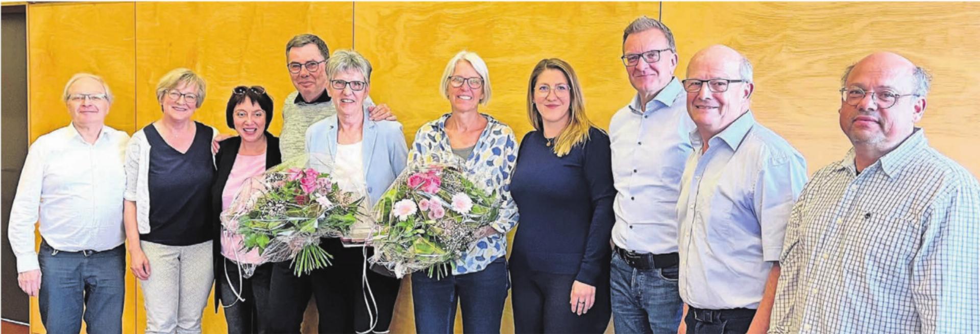 Der gesamte Vorstand verabschieden die beiden bisherigen Mitglieder Doris Koch (links) und Corinna Ganzoni Stettler mit einem tollen Blumenstrauss. Bild: Walter Minder - Das Bild wird blockiert. – Möglicherweise durch einen aktiven Adblocker.