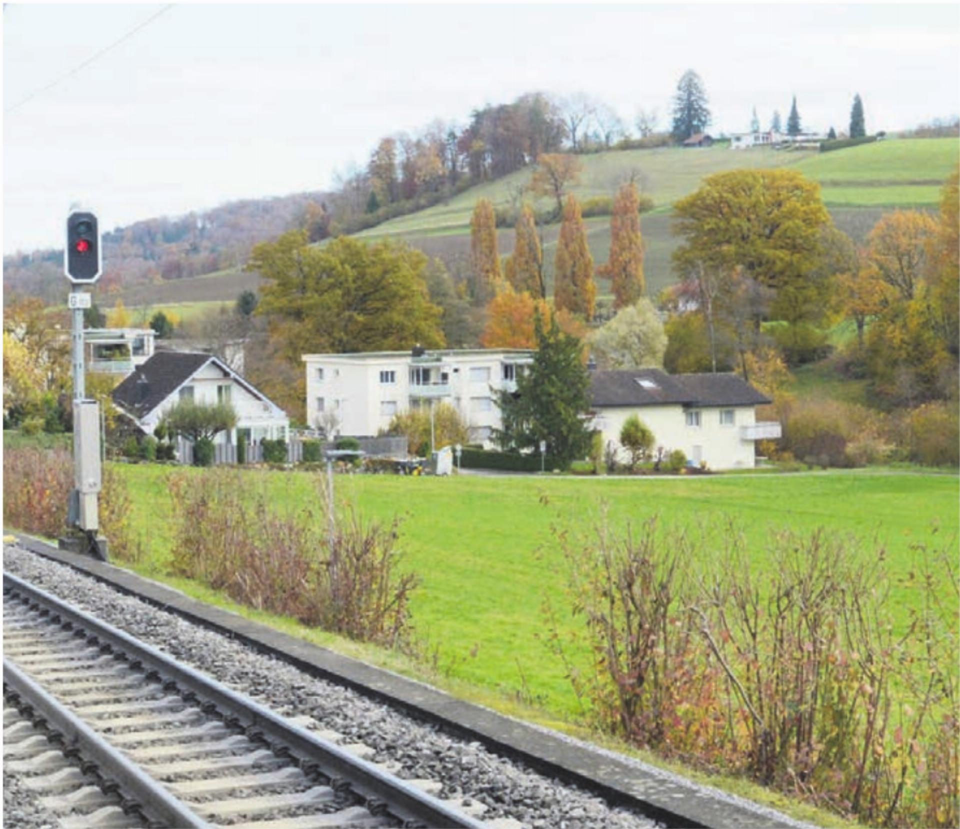 Auf die Fläche im Hofacker vor den Mehrfamilienhäusern möchte die Gemeinde ein Kaufrecht bis längstens 30. Juni 2028 erhalten. - Das Bild wird blockiert. – Möglicherweise durch einen aktiven Adblocker.