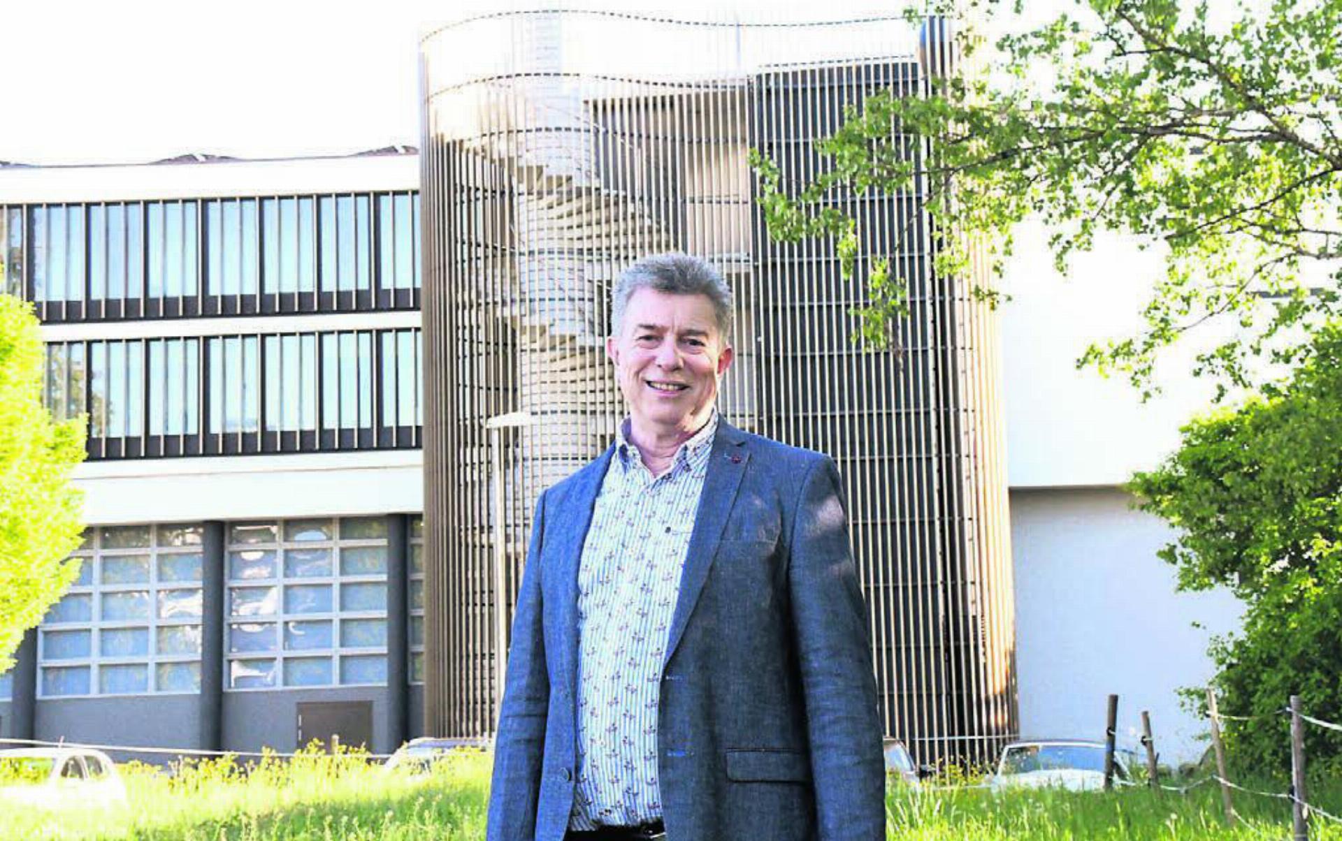 Paul Huwiler, Präsident des Trägervereins St. Leonhard, freut sich über die gelungene Chappelehof-Erneuerung. Und auf die Jubiläumsbenefizanlässe. Bilder: Daniel Marti / pd