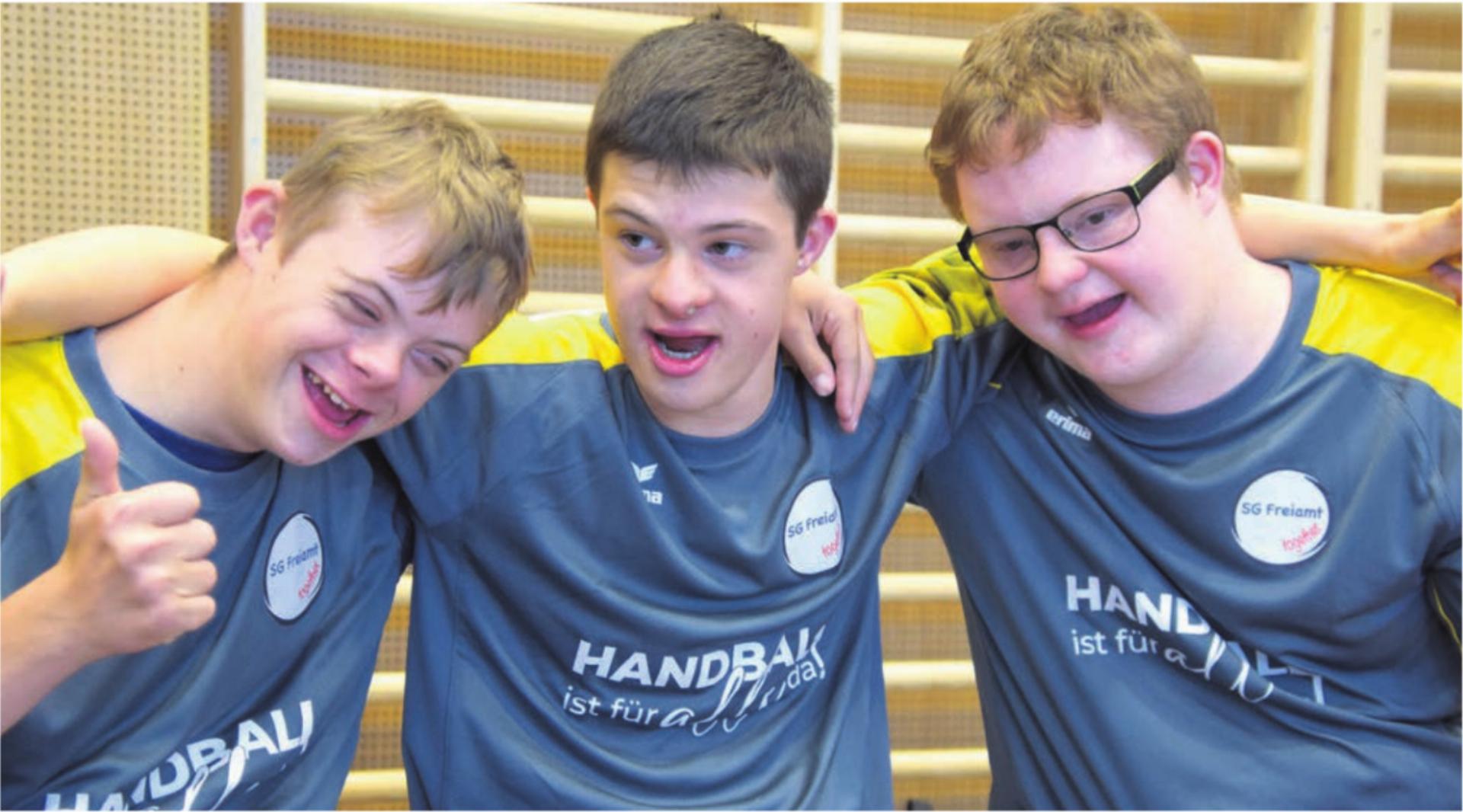 Die drei Handballfreunde Simon, Silvan, Silas (von links) freuen sich über den Sieg am Heimturnier. Bilder: Stefan Sprenger / Werner Nussbaum - Das Bild wird blockiert. – Möglicherweise durch einen aktiven Adblocker.