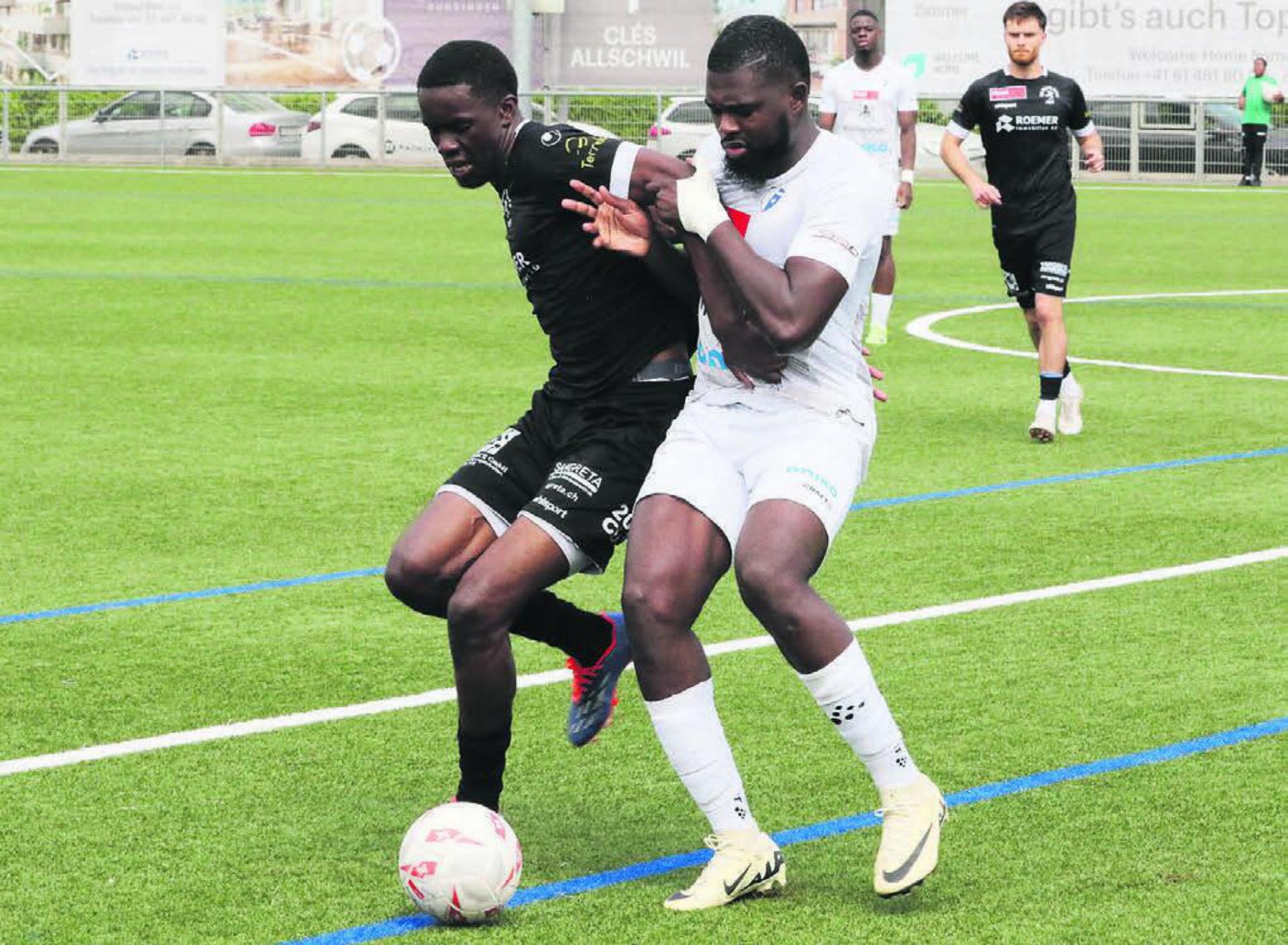 Wohlens Amara Junior Cissé (rechts) gegen Black-Stars-Stürmer Georgino M’Vondo-Ze. Letzterer verpasst mit seinem Tor zum 2:2-Ausgleich den Freiämtern einen bitteren Nackenschlag. Bild: Josip Lasic