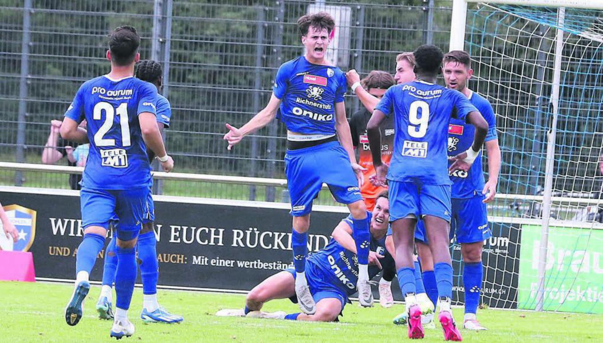 Das vielversprechende Talent Noah Jappert (Mitte, beim Jubelsprung) bleibt beim FC Wohlen. Bild: spr/Archiv