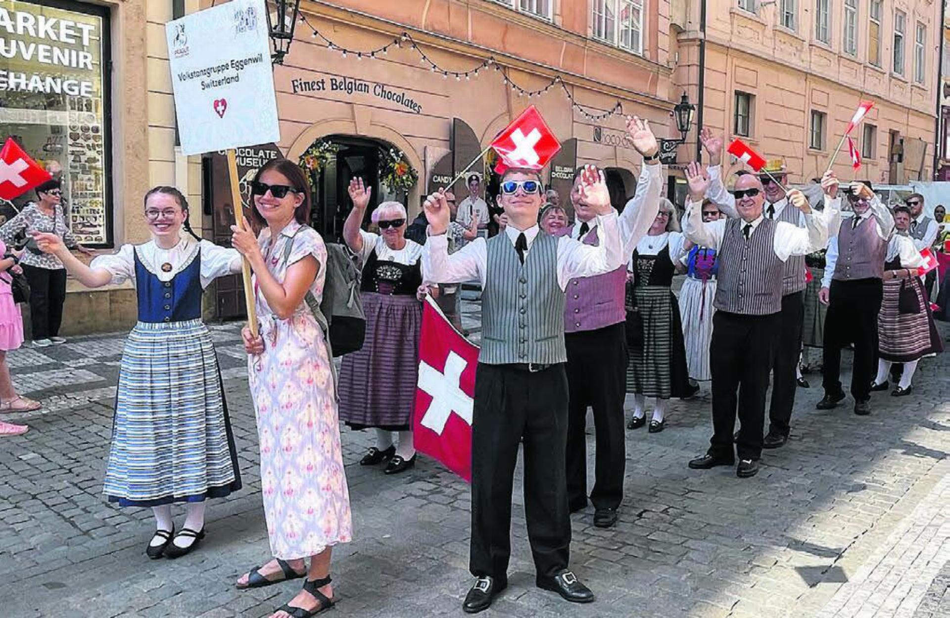 Die Volkstanzgruppe Eggenwil verschenkte während des Umzugs die mitgebrachten Schweizer Fähnchen den Passanten. Bild: zg