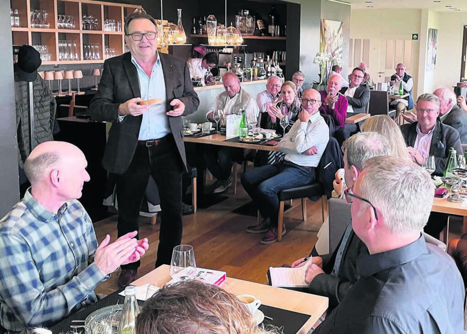 Er hatte die vorbildliche Idee und setzte sie perfekt um: Toni Notter (stehend) an der ersten Verleihung des Berufsbildungs preises von Rotary Freiamt. Bild: zg