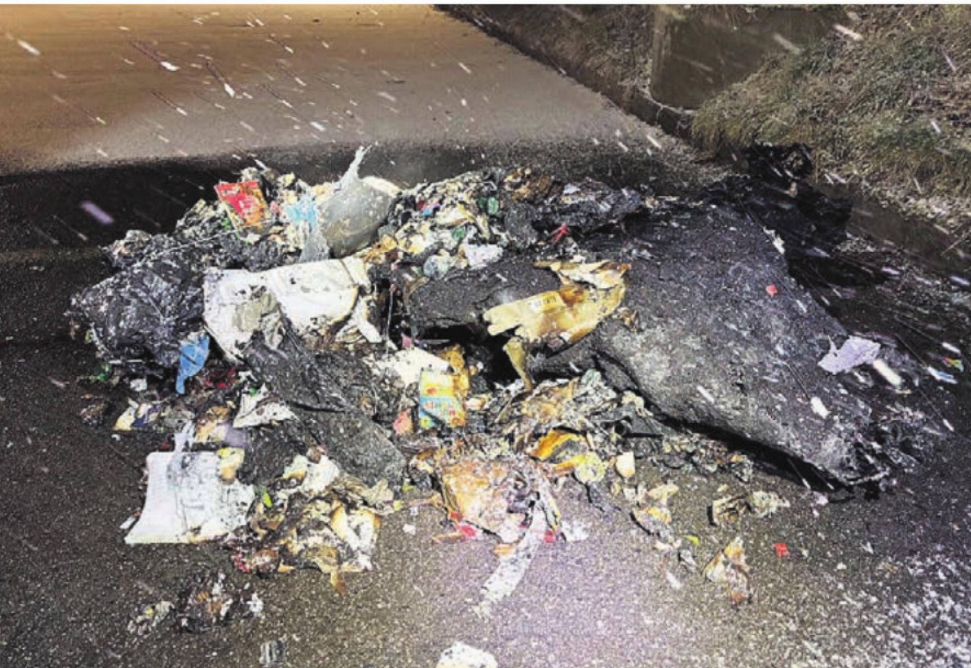 Der Container wurde vollständig zerstört. Bild: pz - Das Bild wird blockiert. – Möglicherweise durch einen aktiven Adblocker.