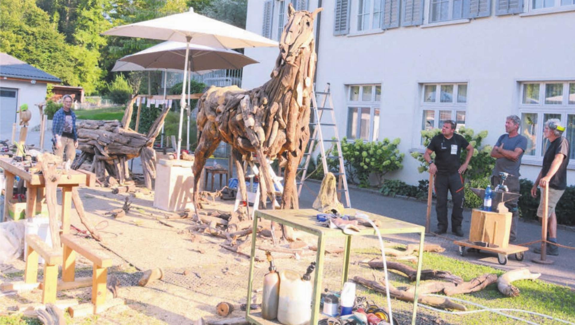 Der Rosenpavillon des Reussparks wird zum Freiluftatelier. Hier entstehen in dieser Woche ein sechs Meter langer Fisch und ein fast drei Meter grosses Pferd. Die vier Künstler Daniel Schwarz, Matthias Gehrig, Alex Schaufelbühl und Cla Coray (von links) nehmen sich Zeit, um im gegenseitigen Austausch nach der perfekten Form zu suchen. Bilder: Chregi Hansen / zg