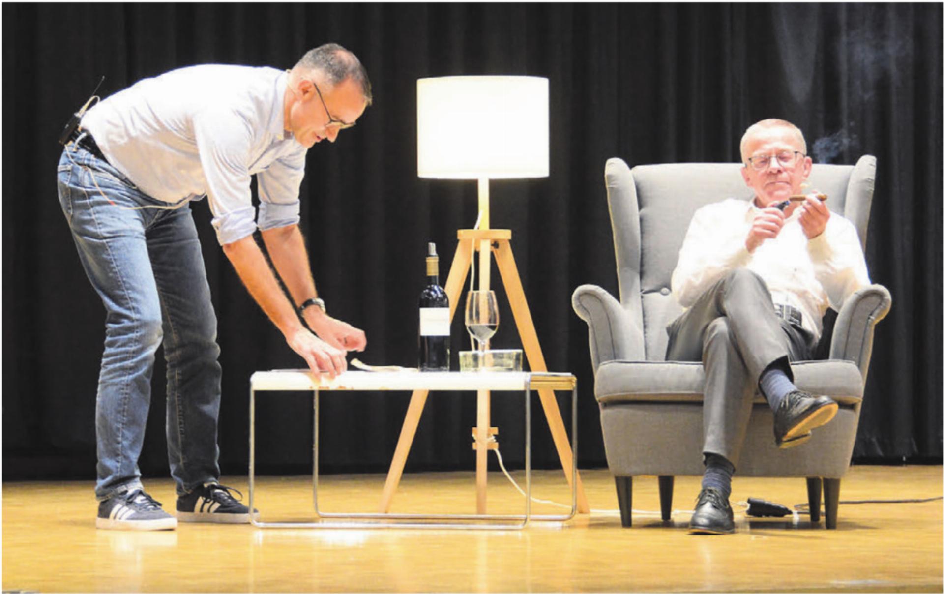 Der künftige Vizeammann Laurenz Meier (links) bereitet den abtretenden Gemeindeammann Roland Polentarutti darauf vor, dass er bald mehr Zeit hat, um das Leben zu geniessen. Bilder: Chregi Hansen - Das Bild wird blockiert. – Möglicherweise durch einen aktiven Adblocker.