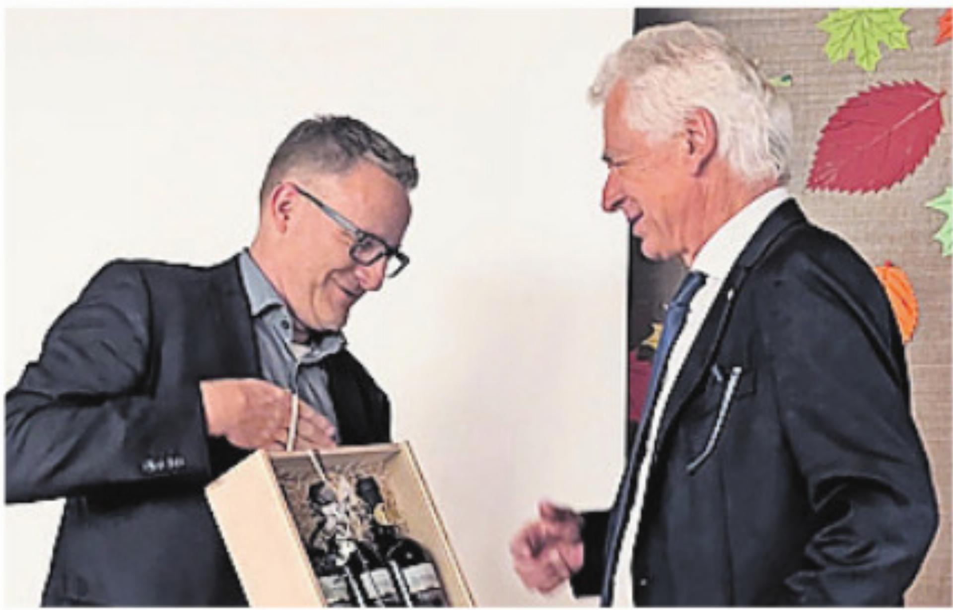 Arsène Perroud (l.) überreicht Raymond Tellenbach ein Abschiedspräsent. Bild: huy - Das Bild wird blockiert. – Möglicherweise durch einen aktiven Adblocker.