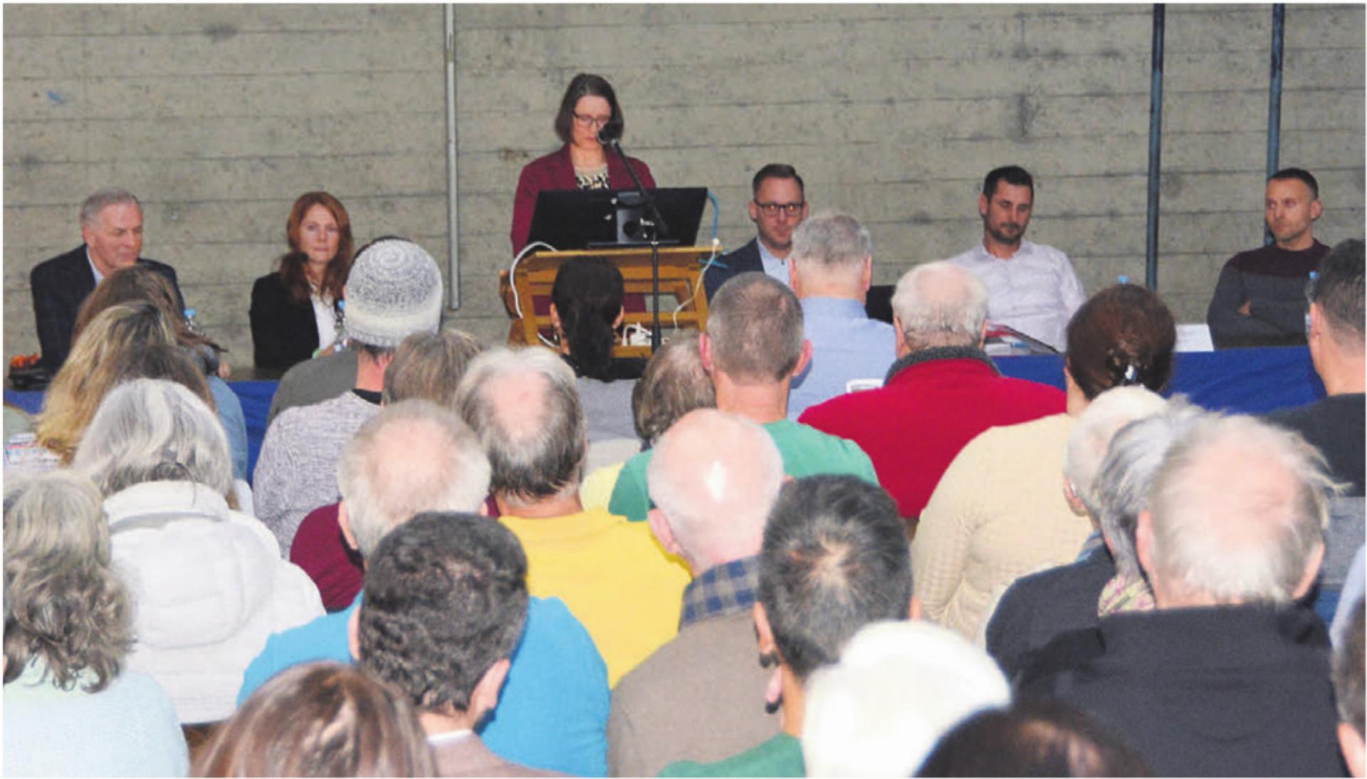 Der Gemeinderat (v. l.) Thomas Rohrer, Renate Ballmer, Claudia Long, Gemeindeschreiber Ronny Wasmer, Stephan Gsell und Martin Iten waren gut vorbereitet, um Fragen des Souveräns beantworten zu können. Bilder: Sabrina Salm