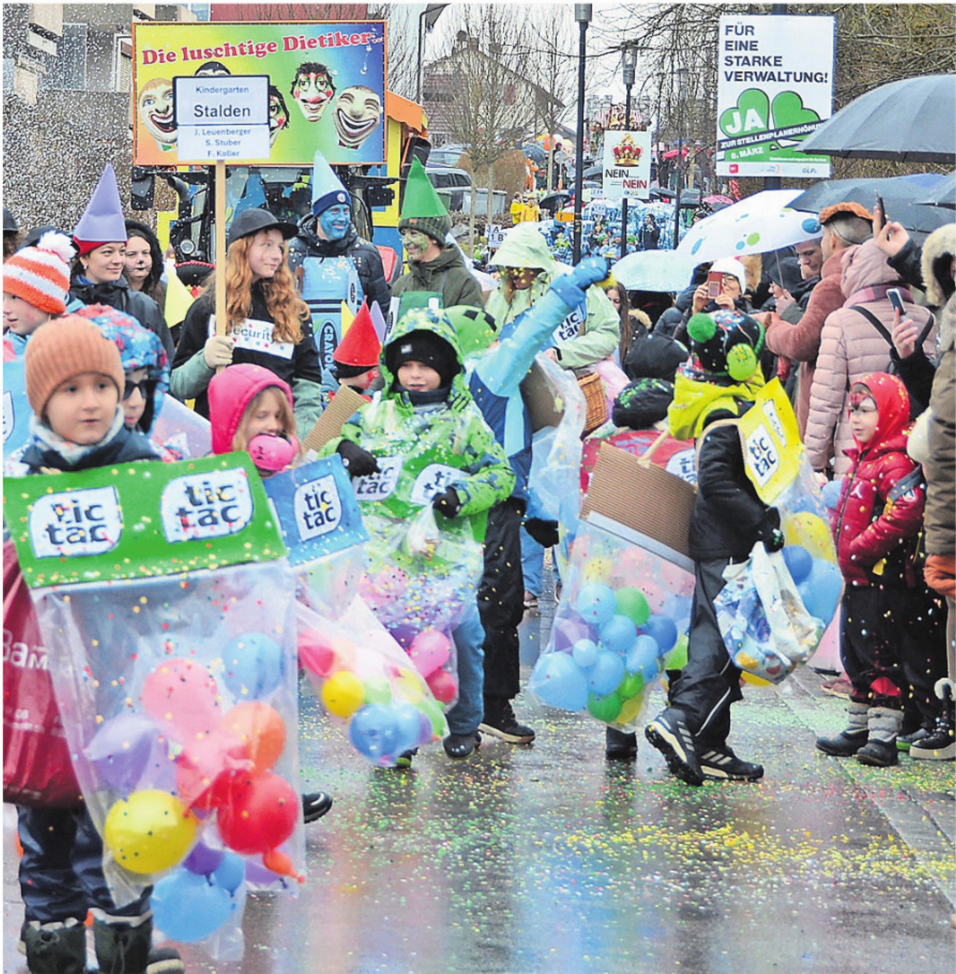 «Tic Tac ist die neue Taktik», dachte sich wohl diese Schulklasse bei ihrem Kostüm. - Das Bild wird blockiert. – Möglicherweise durch einen aktiven Adblocker.