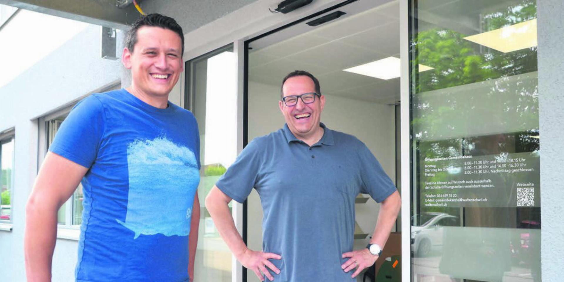 Die Verwaltung Waltenschwil ist zurück im frisch umgebauten Gemeindehaus. Gemeinderat Pascal Vontobel (links) und Gemeindeschreiber Frank Koch freut es. Bilder: Thomas Stöckli