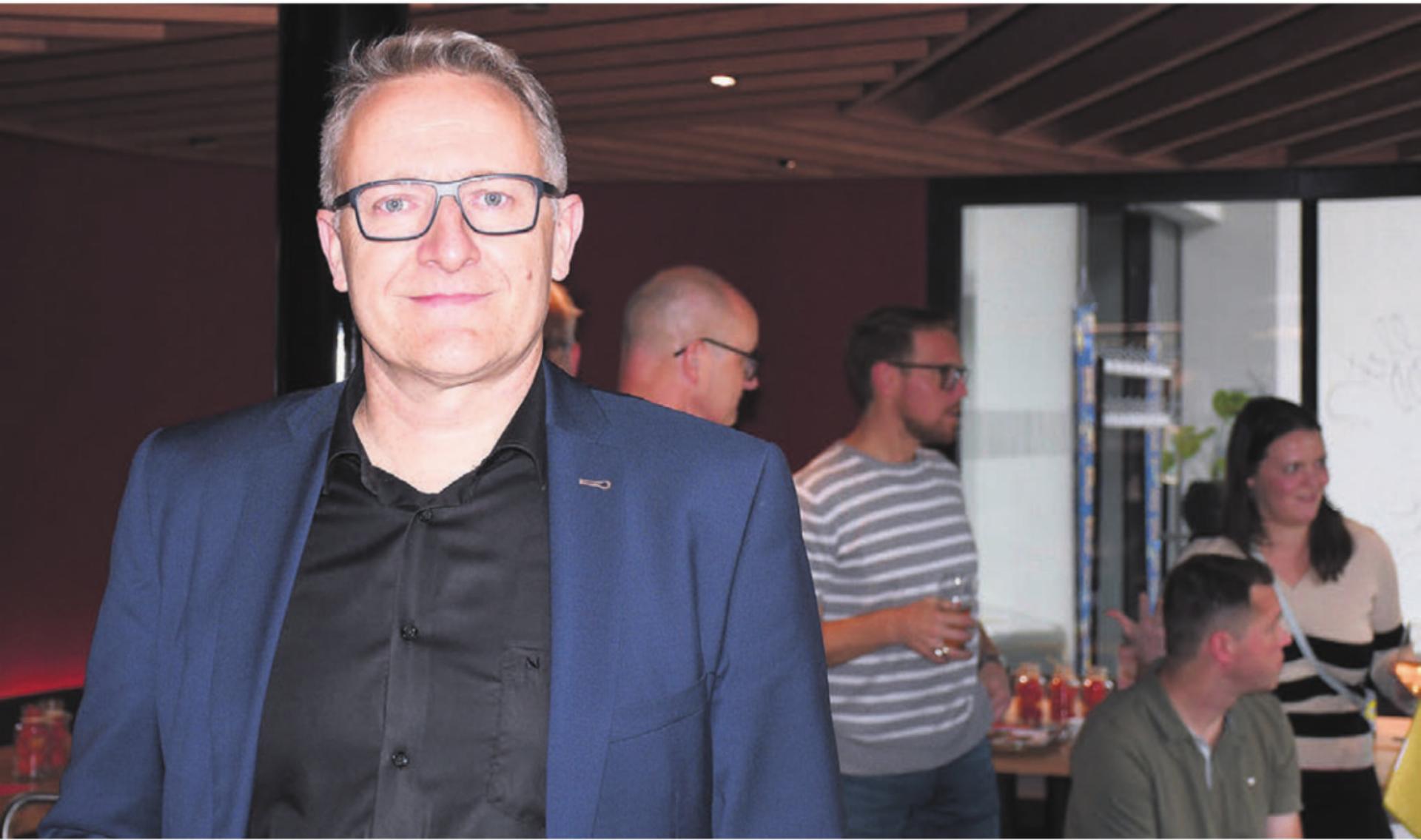Arsène Perroud akzeptierte die Abwahl als Gemeindeammann souverän: Im Restaurant Leo stand er allen Parteifreunden Red und Antwort. Bild: Daniel Marti - Das Bild wird blockiert. – Möglicherweise durch einen aktiven Adblocker.